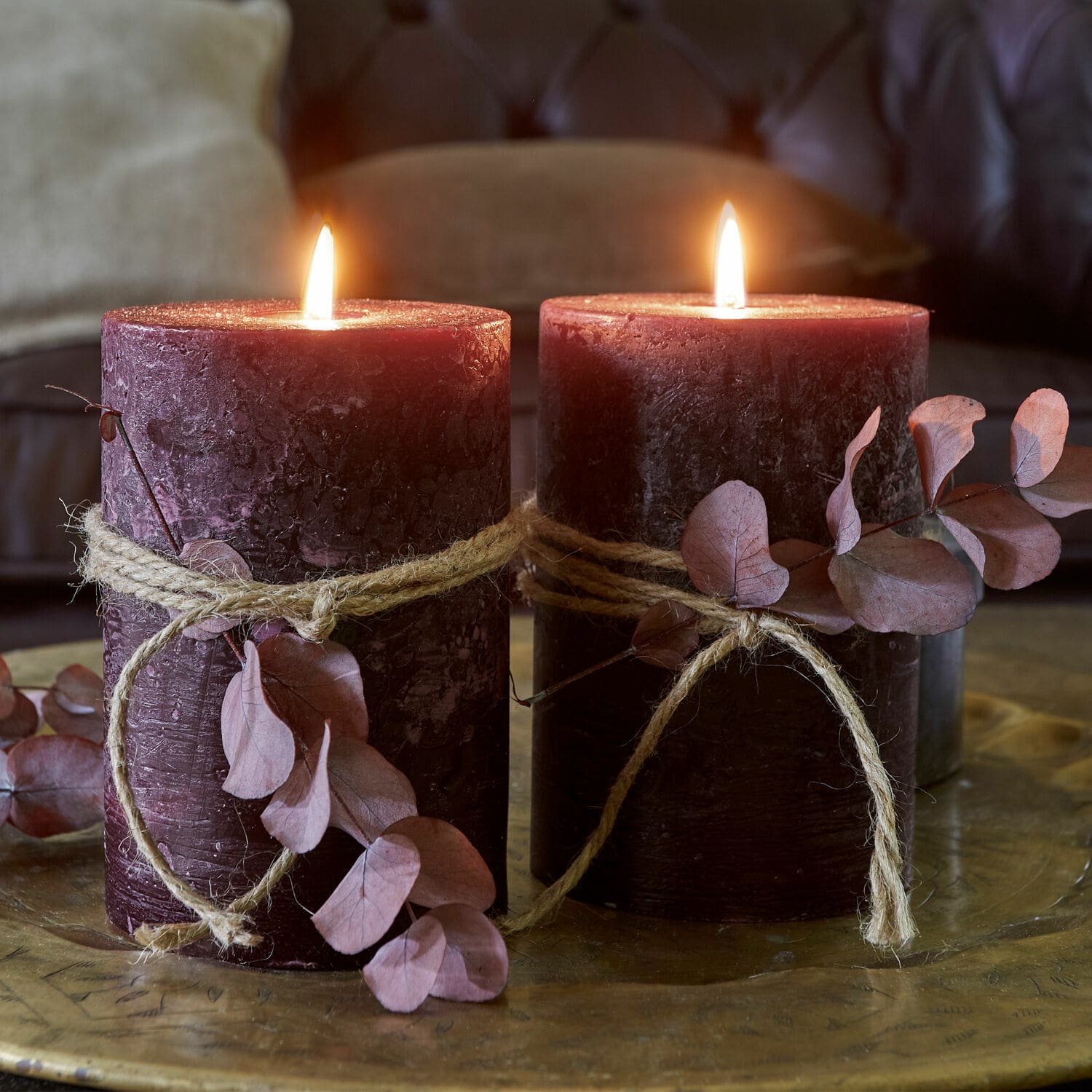 Świeca, zestaw 2 szt. Oviedo Dwa bordowe świece z naturalnym sznurkiem i suszonymi liśćmi na mosiężnej tacy dekoracyjnej