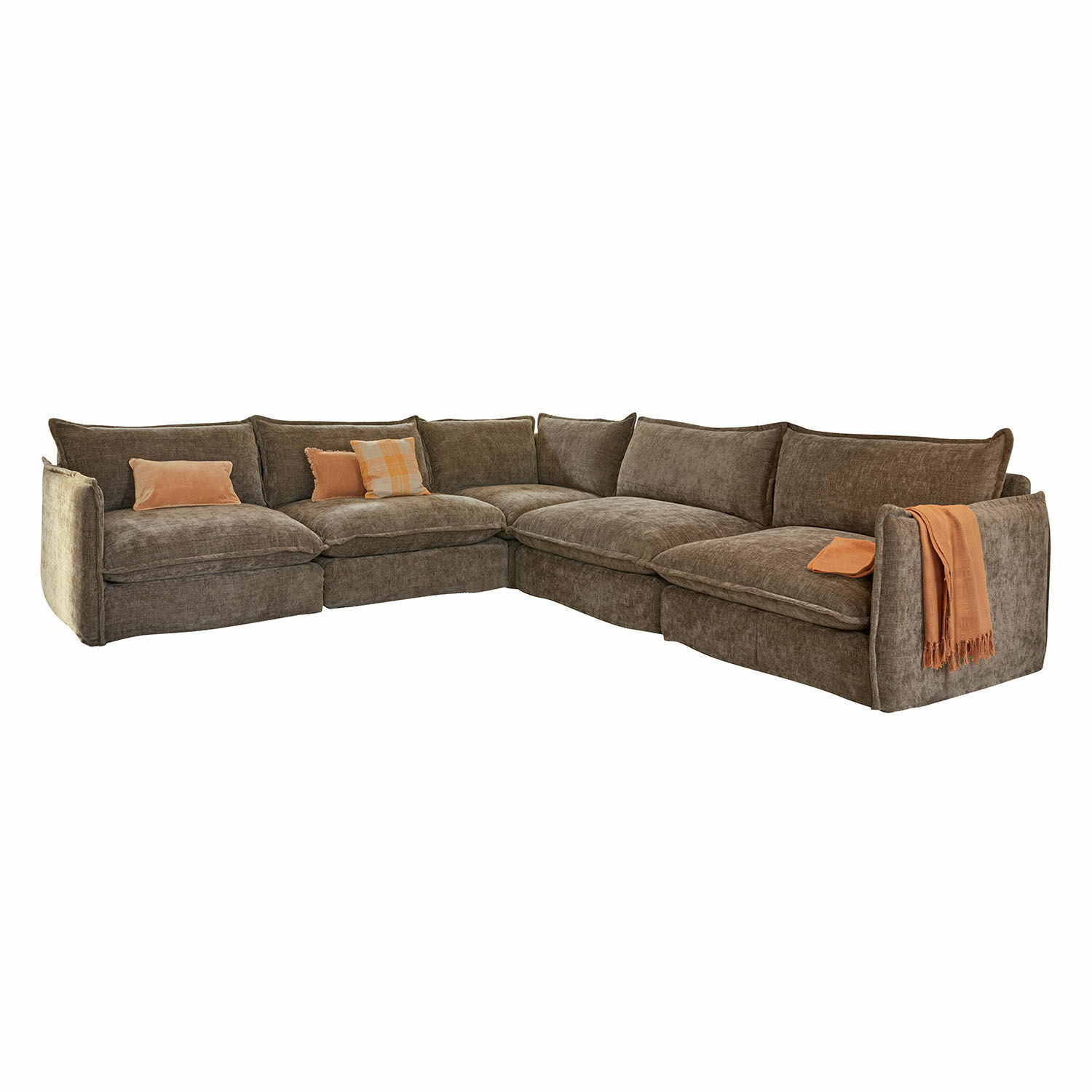Sofa Illingworth Duży narożnik tapicerowany w brązowym kolorze z miękkimi poduszkami i pomarańczowymi dodatkami