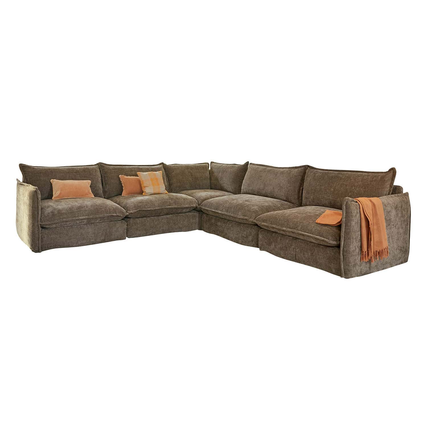 Sofa Illingworth Duży narożnik tapicerowany w brązowym kolorze z miękkimi poduszkami i pomarańczowymi dodatkami