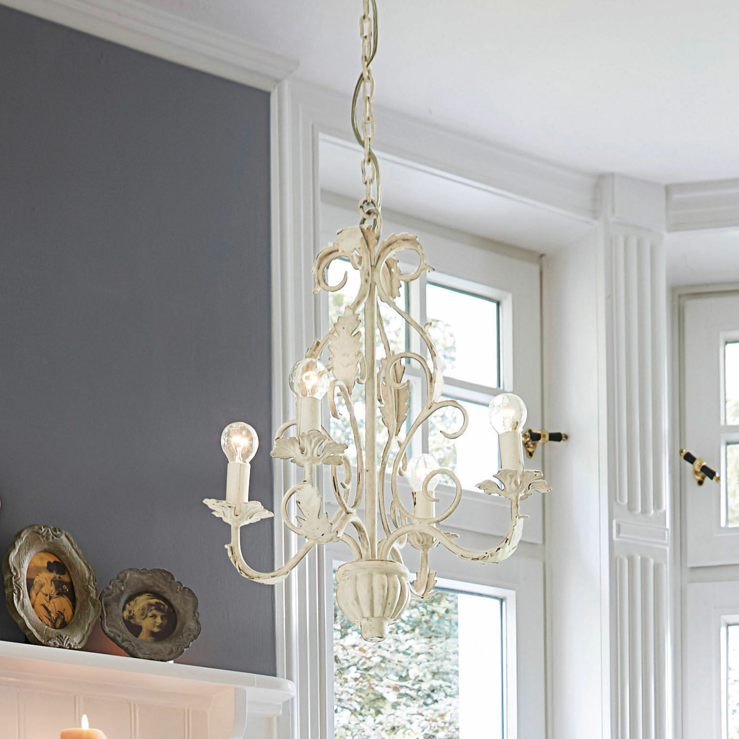 Żyrandol Assenay Kremowa metalowa lampa wisząca z ozdobnymi liśćmi i pięcioma żarówkami do salonu