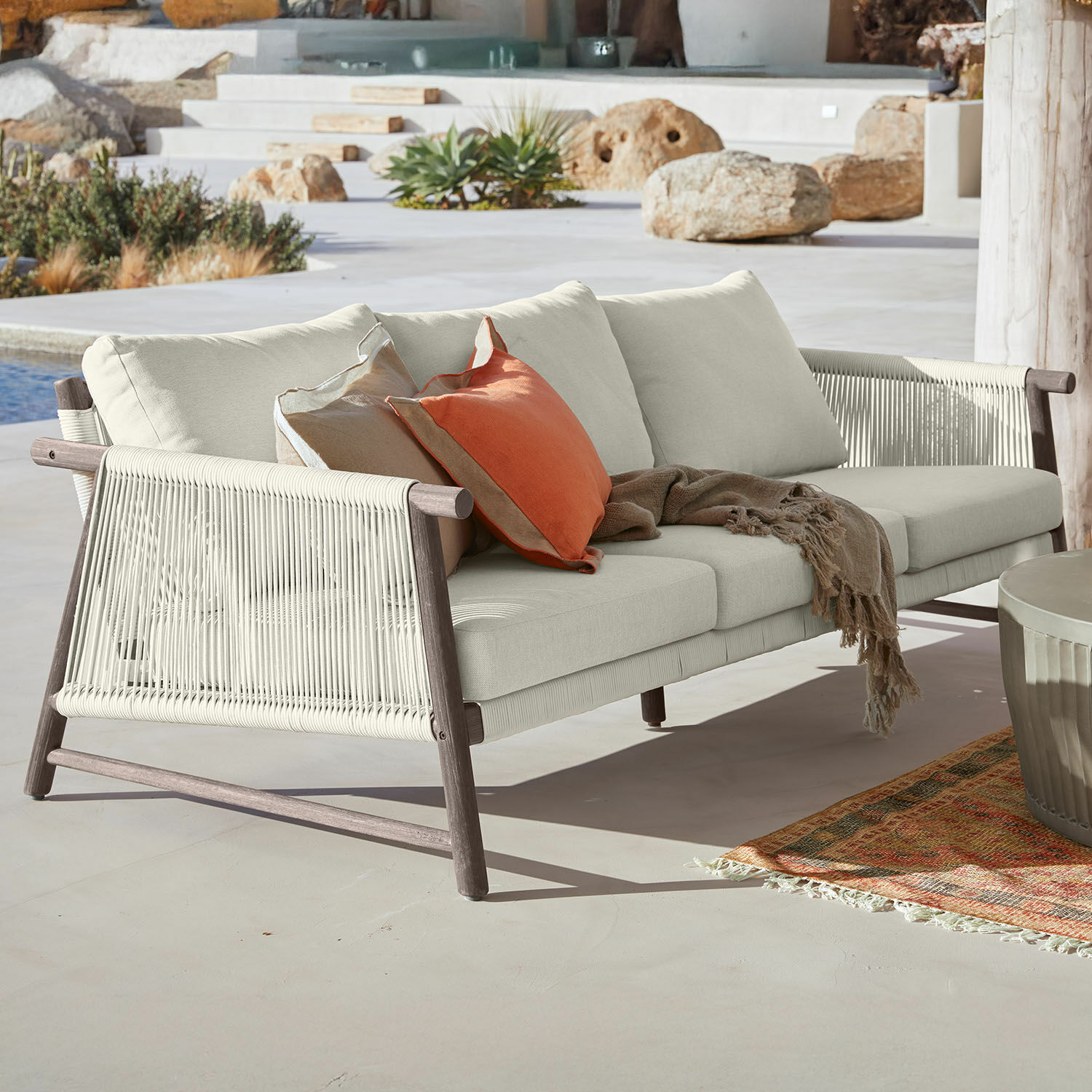 Sofa FSC®-100% Clarmontaine Nowoczesna sofa ogrodowa z beżową tkaniną i drewnianą ramą, idealna do relaksu na zewnątrz