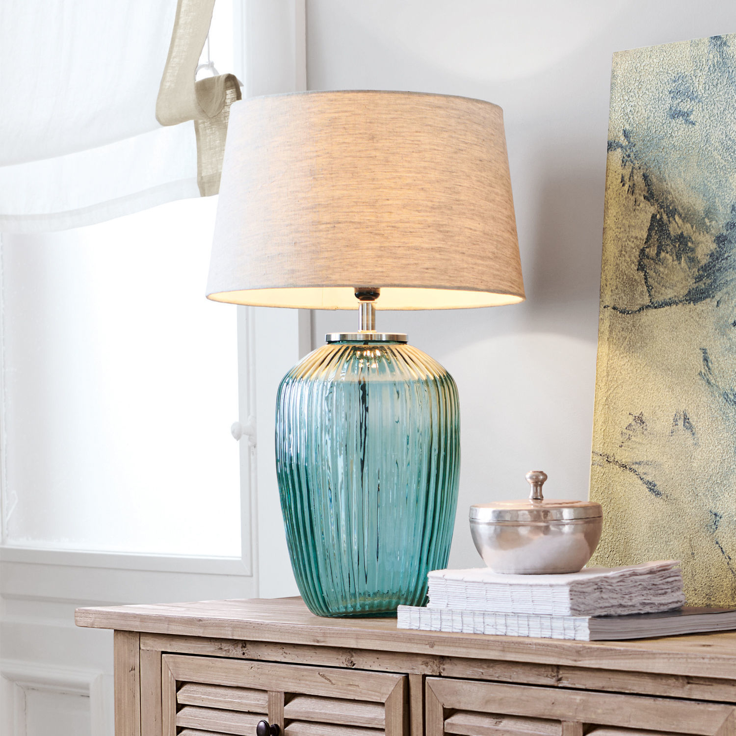 Lampa stołowa Fenis Lampka stołowa z zielonego szkła z beżowym abażurem na drewnianej komodzie do salonu