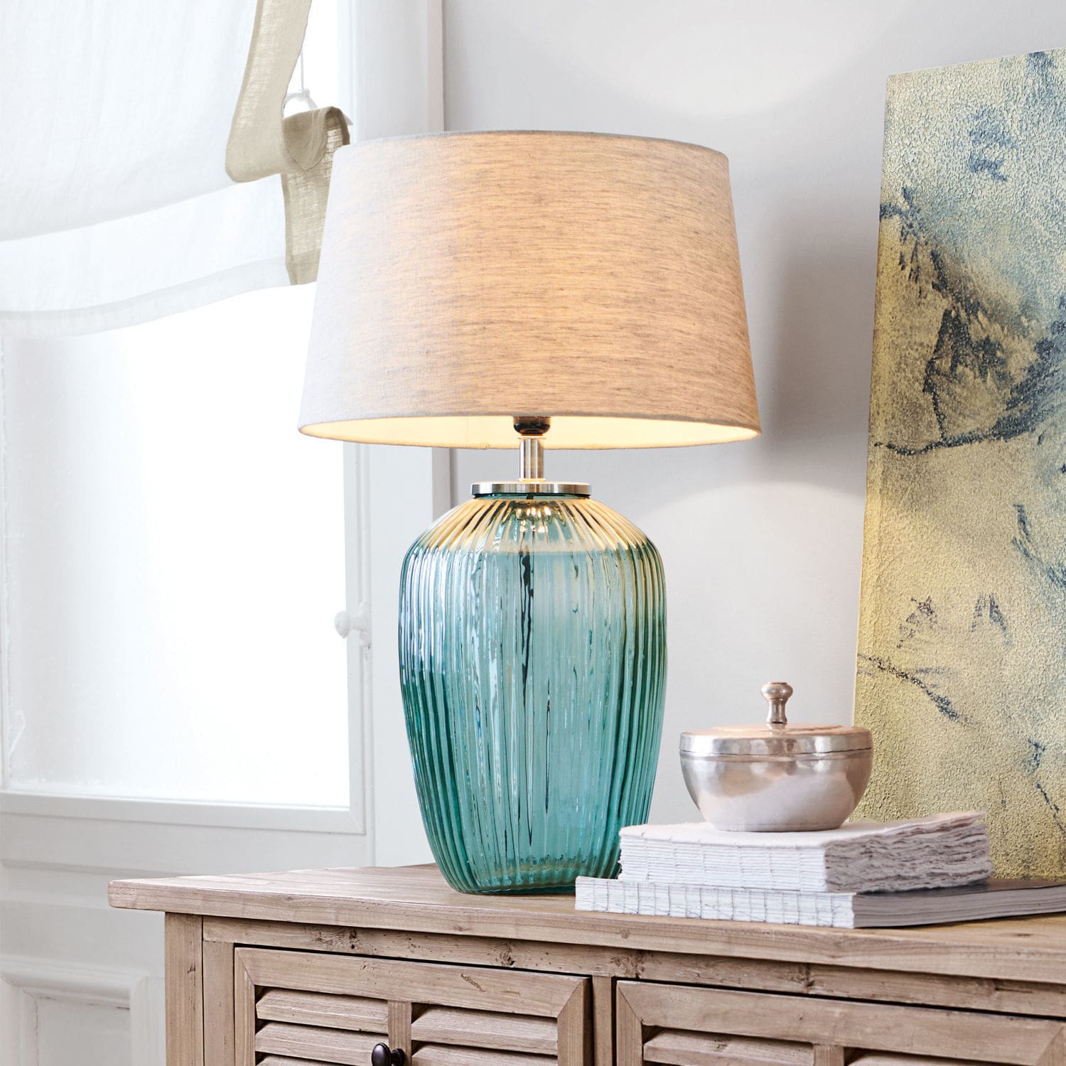 Lampa stołowa Fenis Lampka stołowa z zielonego szkła z beżowym abażurem na drewnianej komodzie do salonu