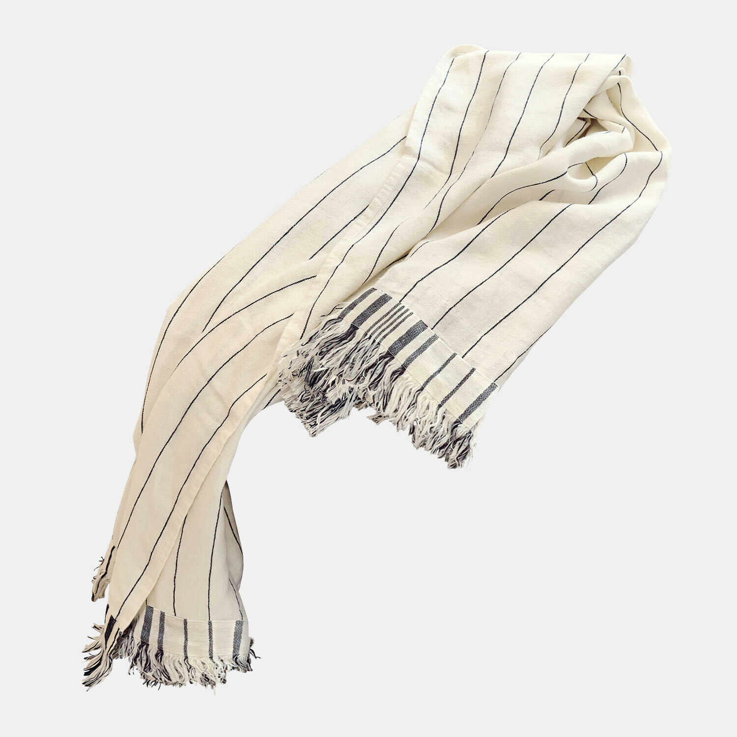 Lekki bawełniany szal w kremowym kolorze z czarnymi paskami i frędzlami, modny dodatek do stylizacji