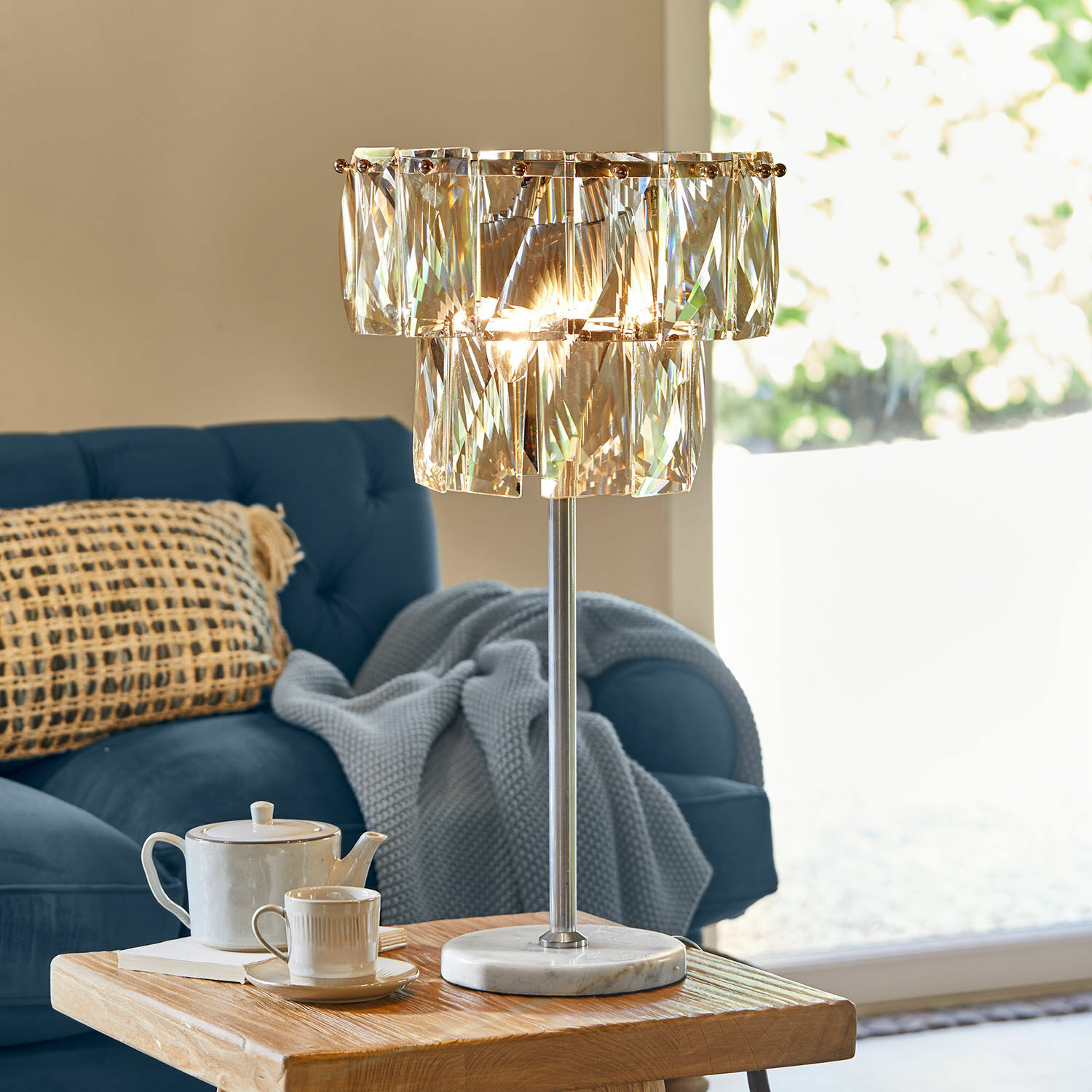 Lampa stołowa Crystalford Lampa stołowa z kryształowymi elementami i marmurową podstawą w nowoczesnym salonie