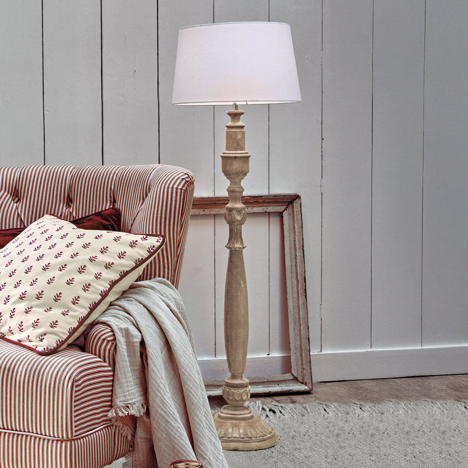 Lampka podłogowa z drewna w jasnym kolorze z białym abażurem, klasyczny design do salonu