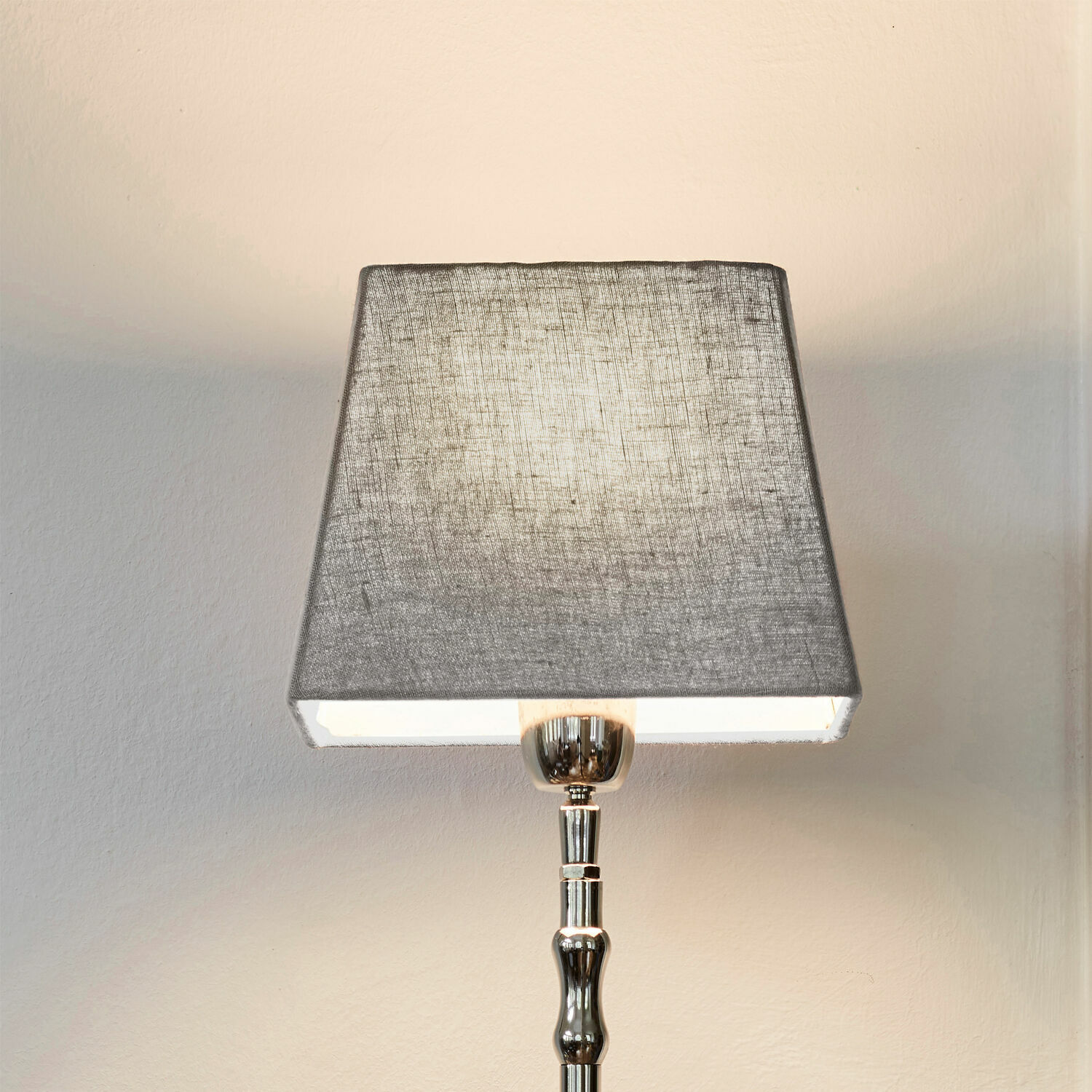 Klosz do lampy Linderas Lampa stołowa z metalową podstawą i szarym abażurem z tkaniny, nowoczesny design oświetlenia