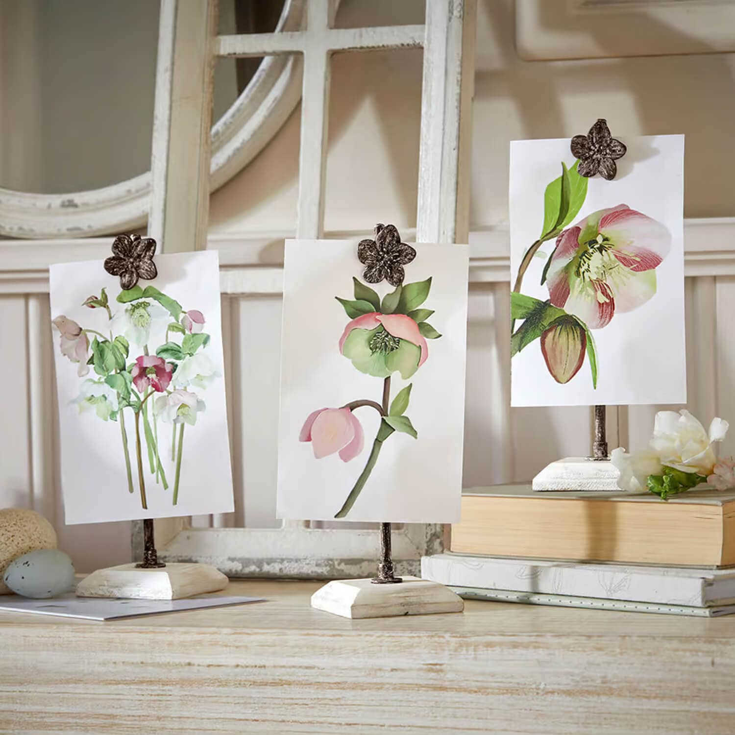 Trzy stojaki na zdjęcia z białą podstawą i metalowym klipsem w kształcie kwiatu, dekoracja stołu