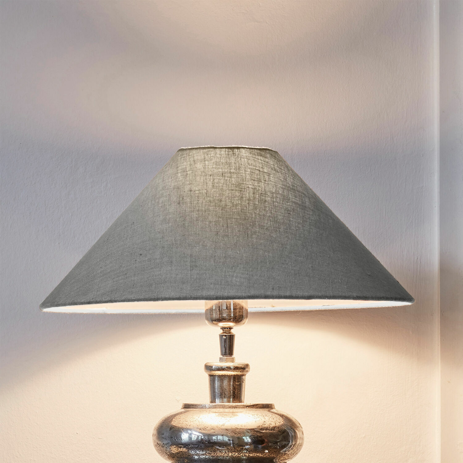 Klosz do lampy Emmera Lampa stołowa z metalową podstawą i szarym lnianym abażurem do dekoracji wnętrz