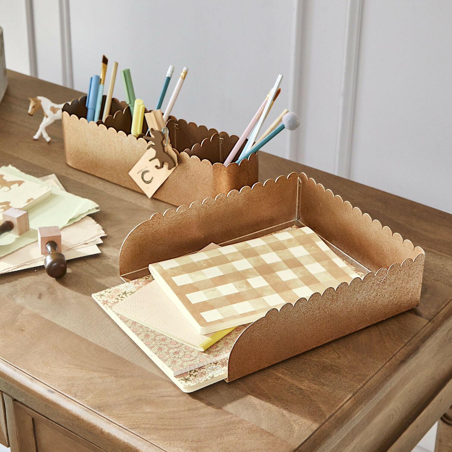 Brązowy metalowy organizer na biurko z falistymi krawędziami do przechowywania przyborów i notatek