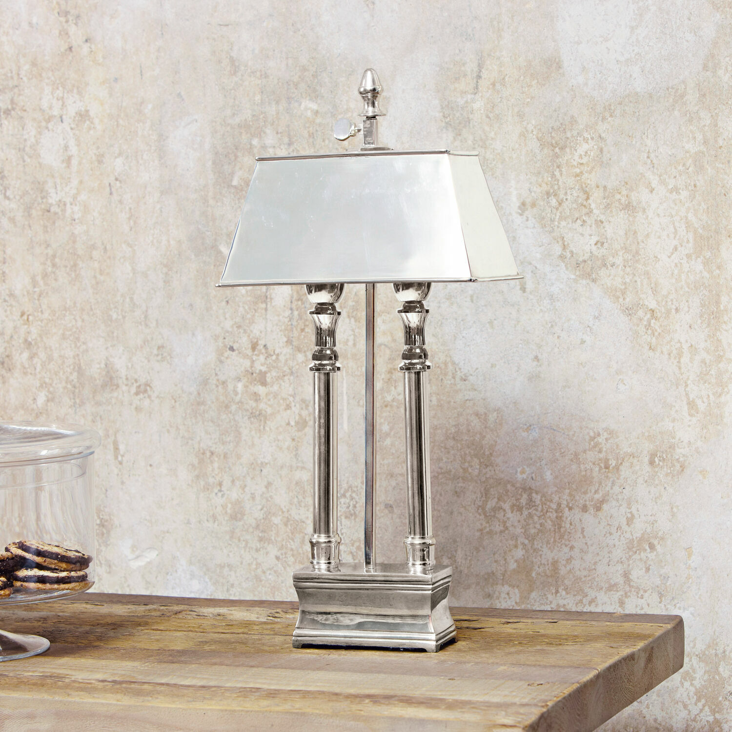 Lampa stołowa Pantin Elegancka srebrna lampa stołowa z metalowym kloszem na drewnianym stole, dekoracja wnętrz