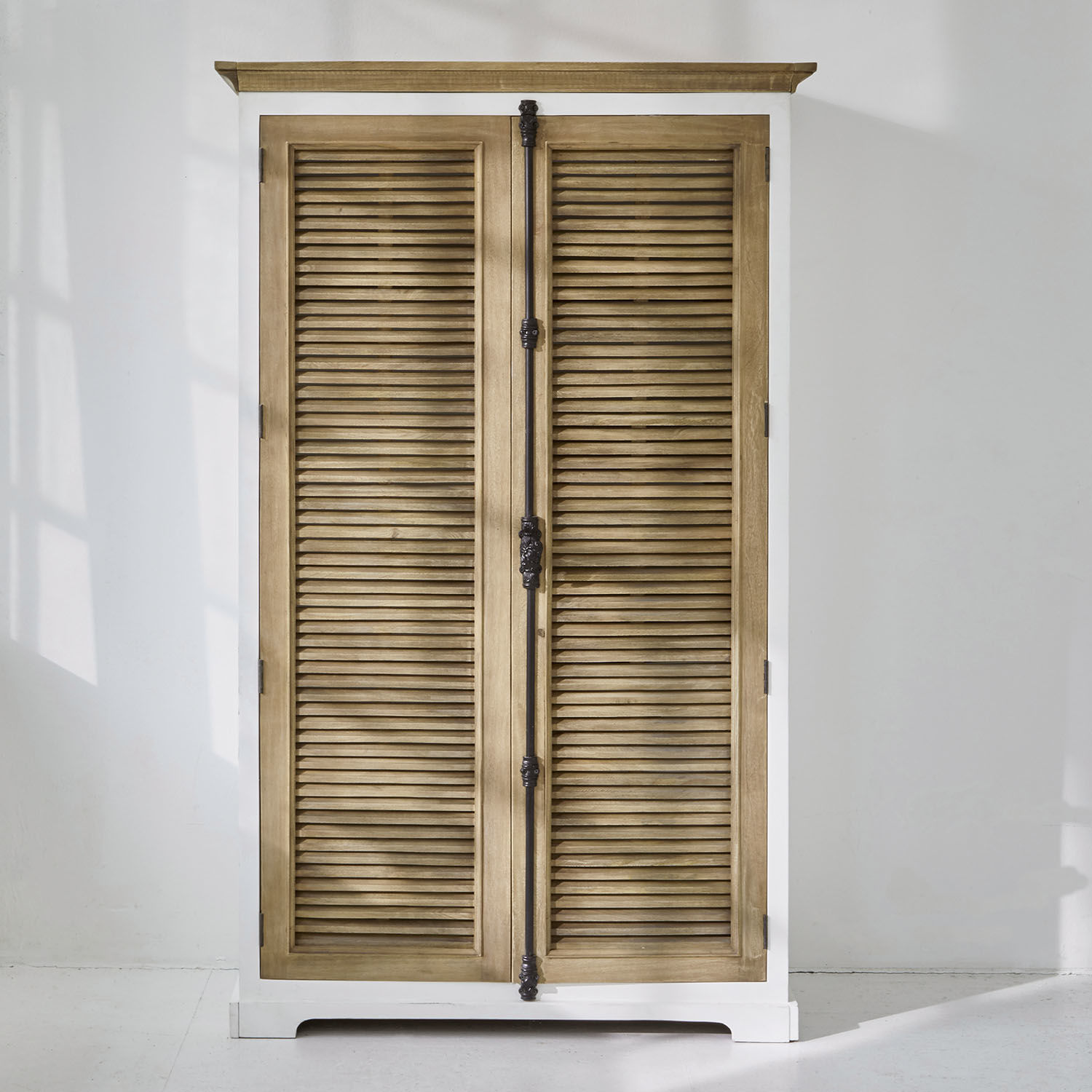 Szafa Comtois Drewniana szafa z białą ramą i naturalnymi drzwiami z żaluzjami, mebel do przechowywania w stylu vintage