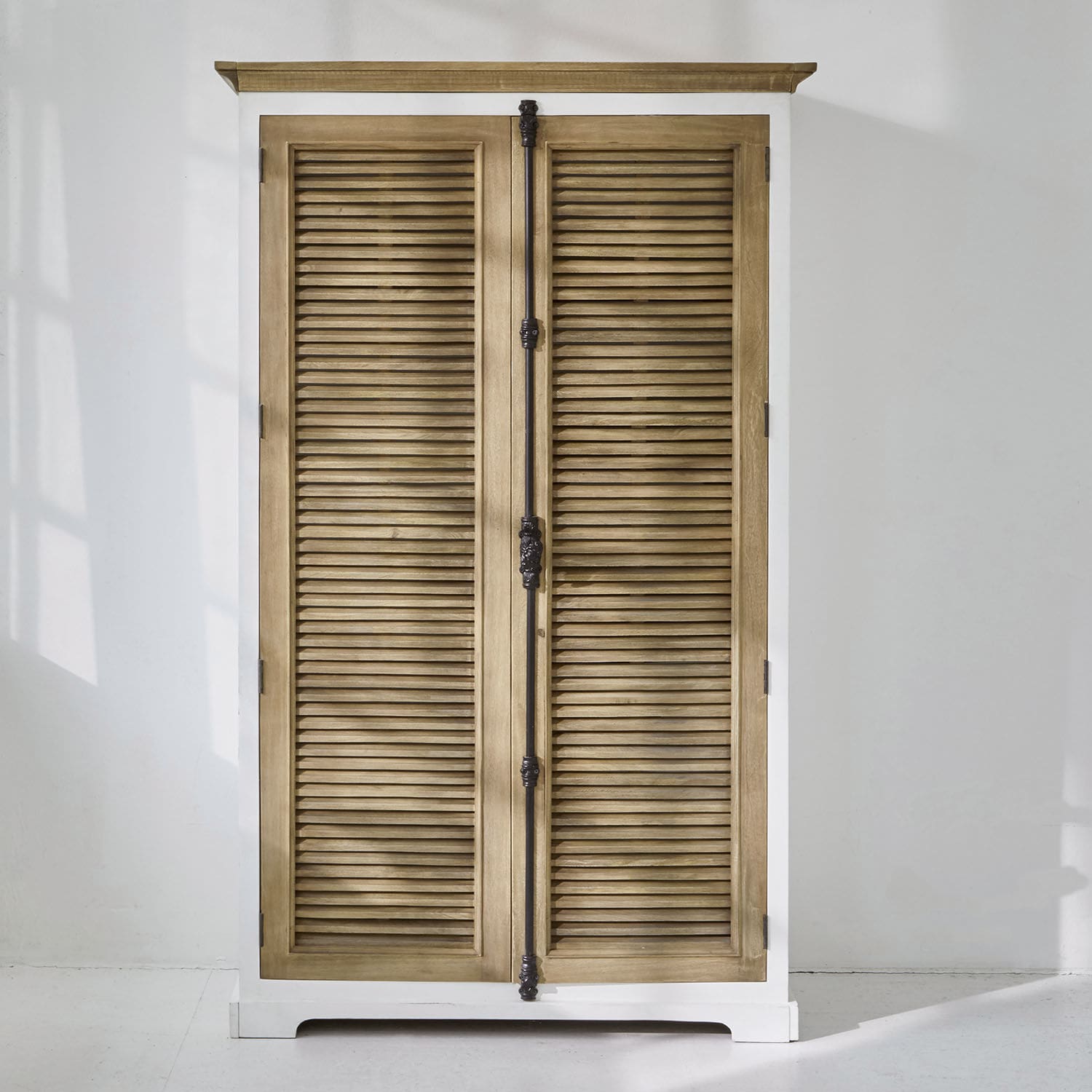 Szafa Comtois Drewniana szafa z białą ramą i naturalnymi drzwiami z żaluzjami, mebel do przechowywania w stylu vintage