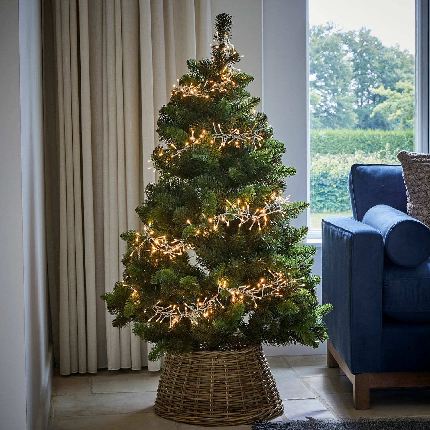 Choinka Svalberg Sztuczna choinka w wiklinowym koszu z ciepłymi światełkami LED do dekoracji świątecznej
