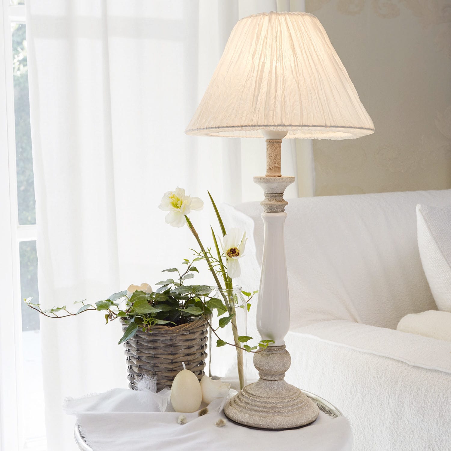 Lampa stołowa Skandrina Lampka stołowa z białą tkaniną i ceramiczną podstawą w jasnym odcieniu do salonu