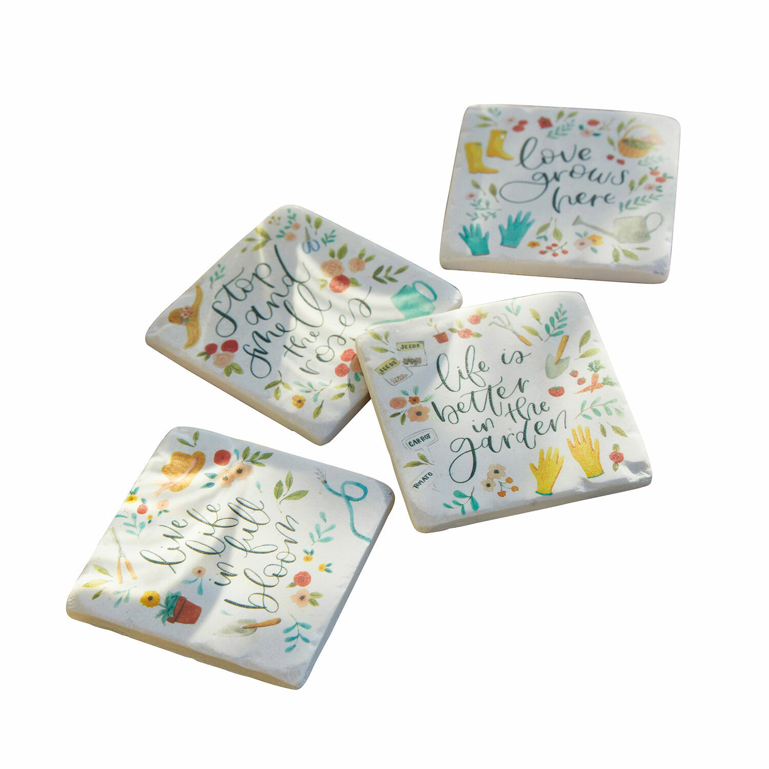 Podstawka, zestaw 4 szt. Happy Zestaw czterech ceramicznych podkładek z motywem ogrodniczym i napisami w pastelowych kolorach