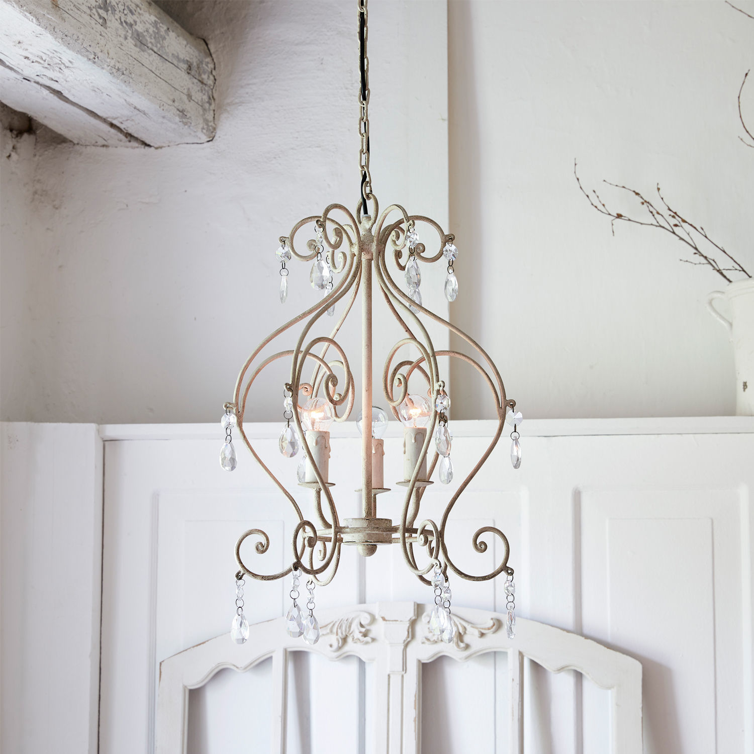 Żyrandol Manor Metalowy żyrandol w stylu vintage z kryształowymi zawieszkami w kolorze beżowym do salonu