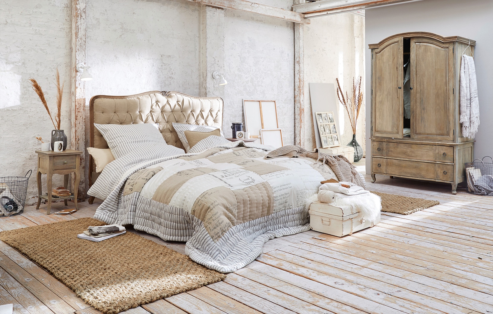 Przytulna sypialnia w stylu shabby chic z beżowym pikowanym łóżkiem i drewnianą szafą
