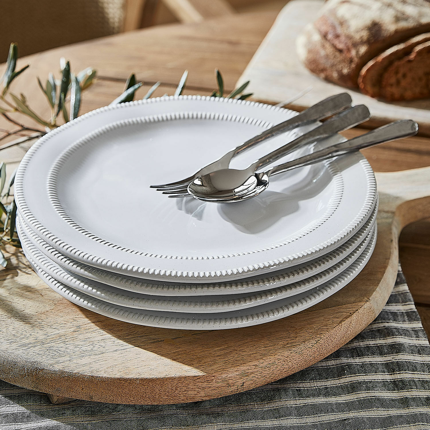 Duży talerz – zestaw 4 szt. Alentejo Zestaw białych ceramicznych talerzy z ozdobnym brzegiem na drewnianej desce do serwowania