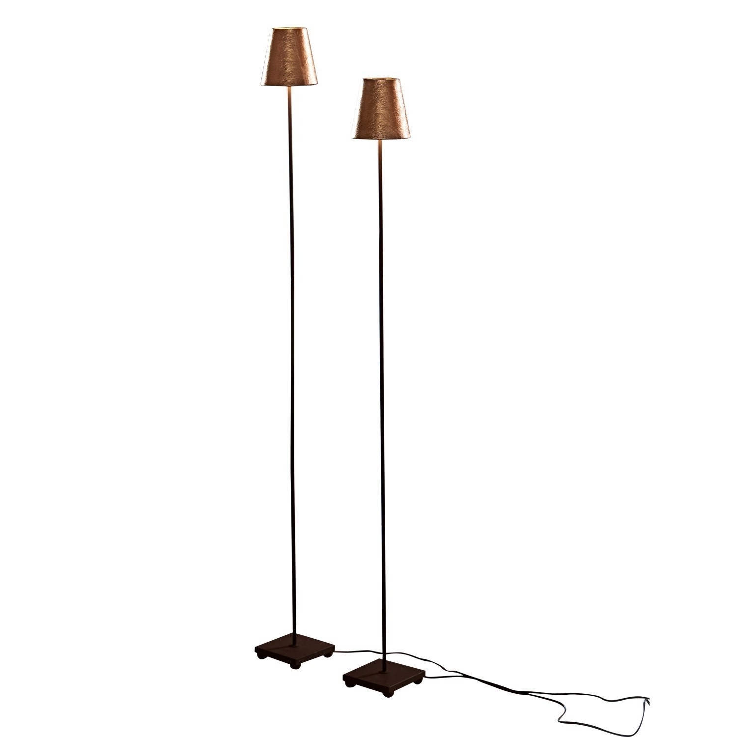 antyczne złoto/czarny Zestaw dwóch lamp podłogowych Tacoma z czarną metalową podstawą i miedzianym kloszem