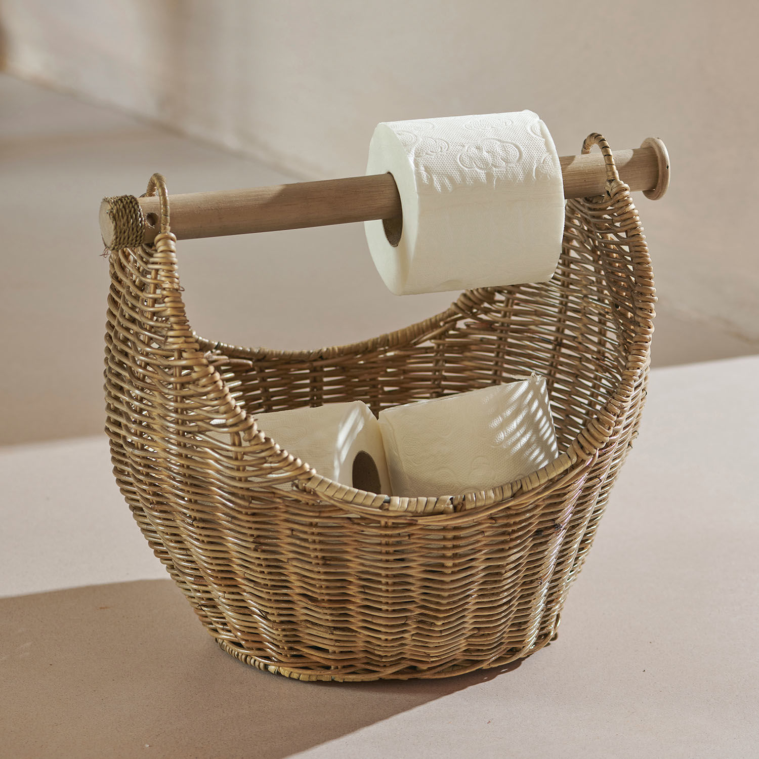 Stojak na papier toaletowy Liope Koszyk z rattanu w naturalnym kolorze z uchwytem na papier toaletowy i zapasowymi rolkami
