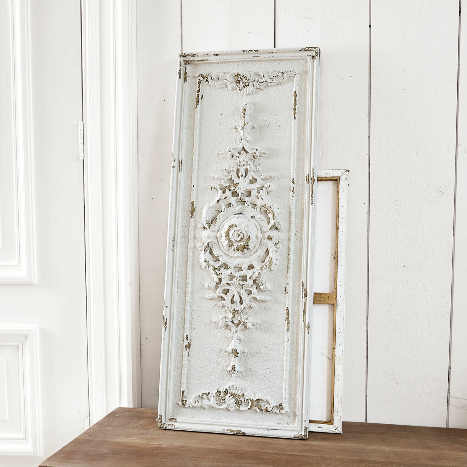 Biały dekoracyjny panel ścienny z postarzanego drewna z ornamentem w stylu vintage do wnętrz