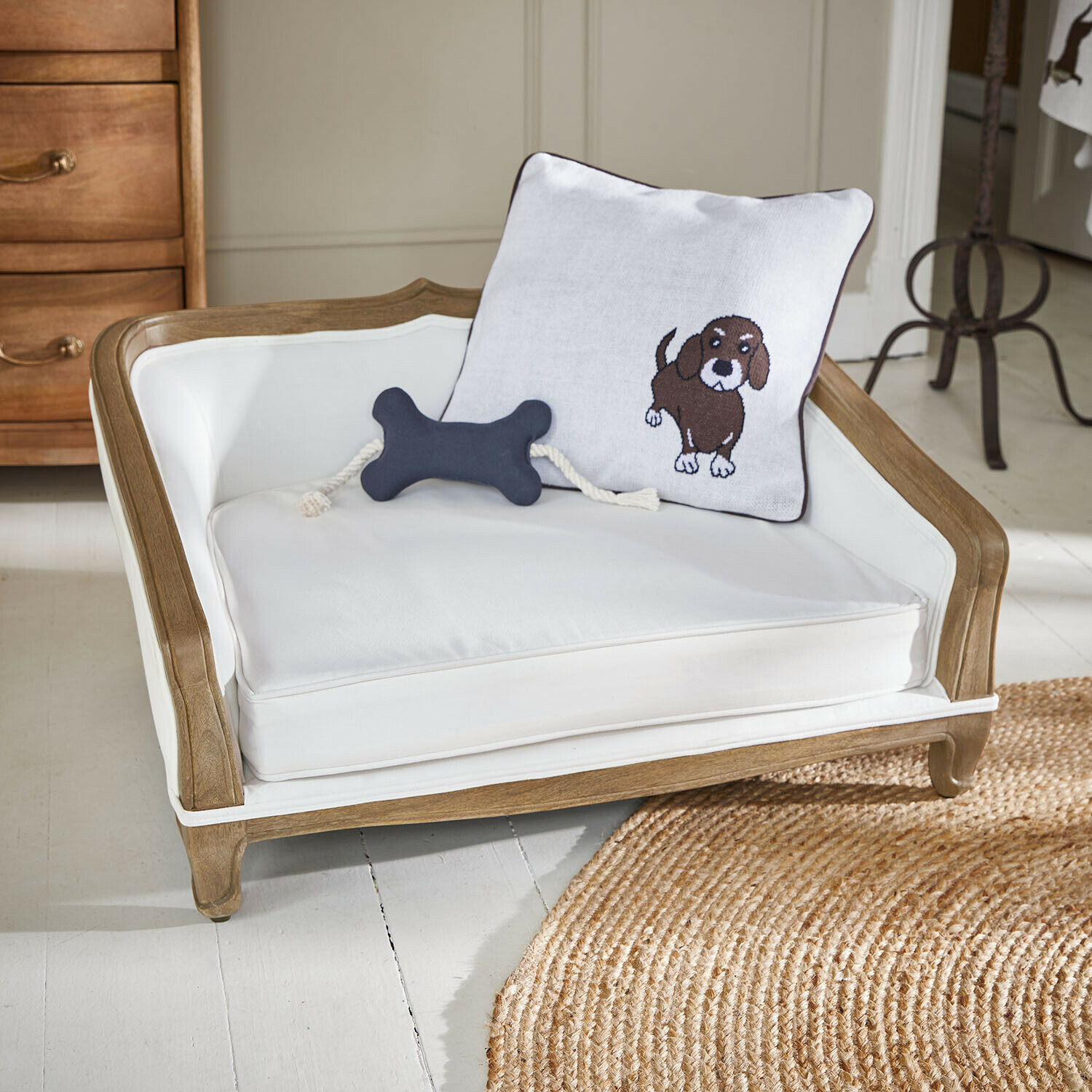 Sofa dla zwierząt domowych Whisley Drewniane legowisko dla psa z białą poduszką i ozdobną poduszką z psem, wygodne miejsce dla zwierząt