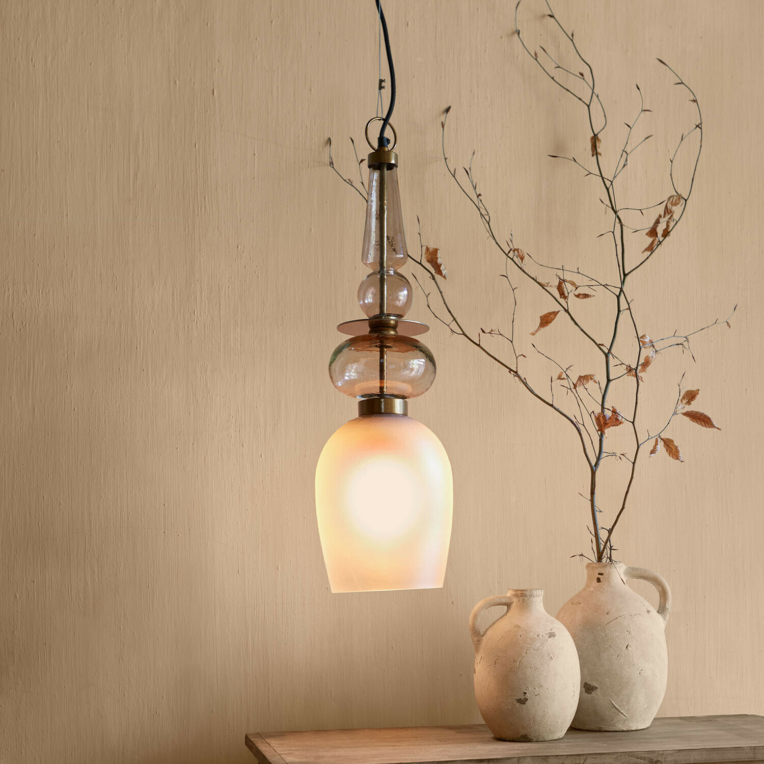 Lampa wisząca Vélomiane Wisząca lampa z mlecznego szkła i mosiężnymi elementami w ciepłym beżowym wnętrzu