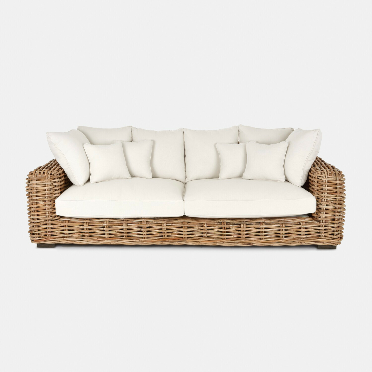 Sofa Rimini Sofa z rattanu z białymi poduszkami i miękkim siedziskiem, mebel wypoczynkowy do salonu