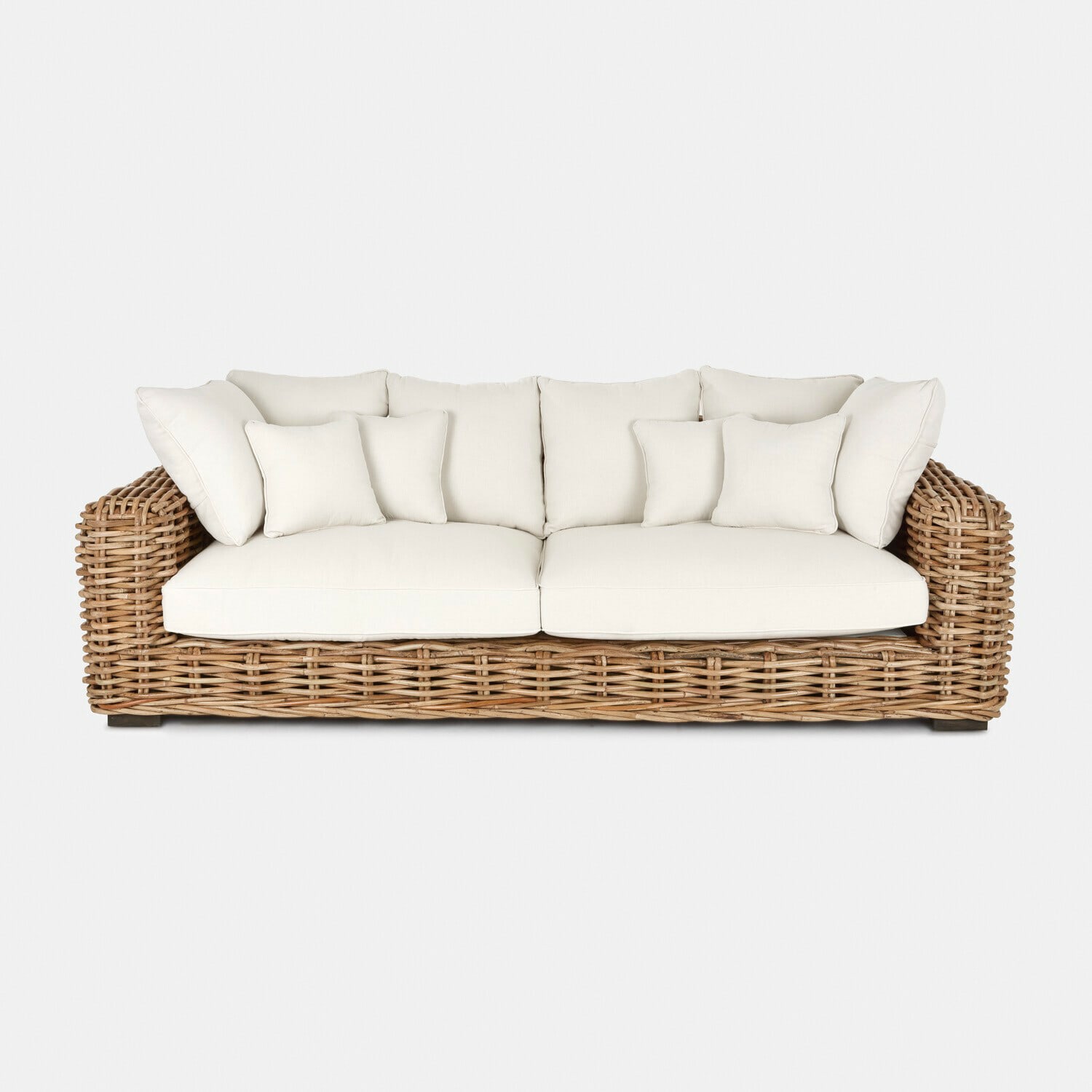 Sofa Rimini Sofa z rattanu z białymi poduszkami i miękkim siedziskiem, mebel wypoczynkowy do salonu
