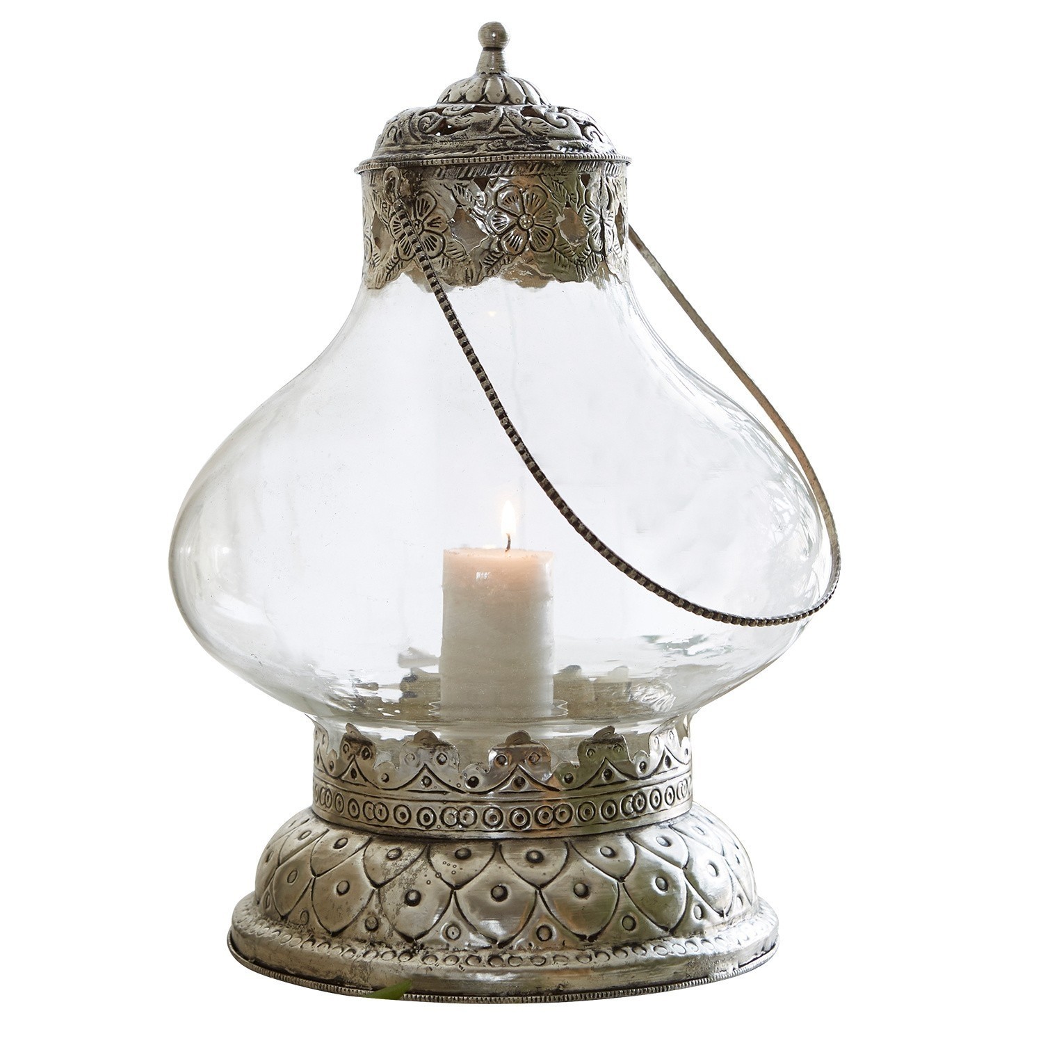 Lampion Kaela Szklana latarnia z metalową, srebrną podstawą i pokrywą z ozdobnym wzorem, świeca w środku