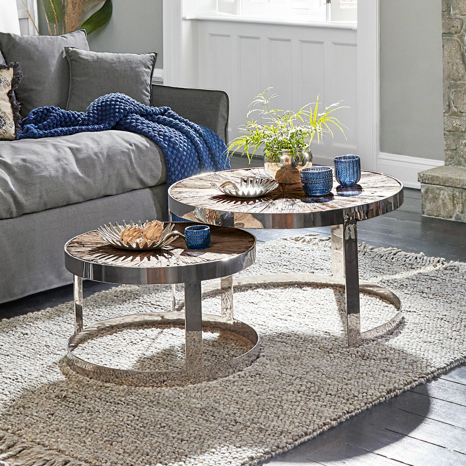 Stolik kawowy, zestaw 2 szt. Houghton Zestaw dwóch okrągłych stolików kawowych z metalowymi ramami i drewnianymi blatami w salonie
