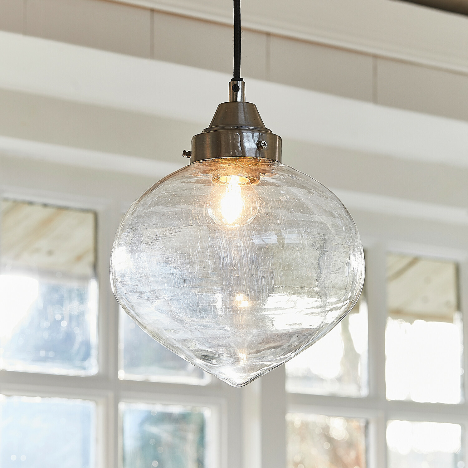 Szklana lampa wisząca z metalowym mocowaniem w kolorze srebrnym, nowoczesne oświetlenie do salonu