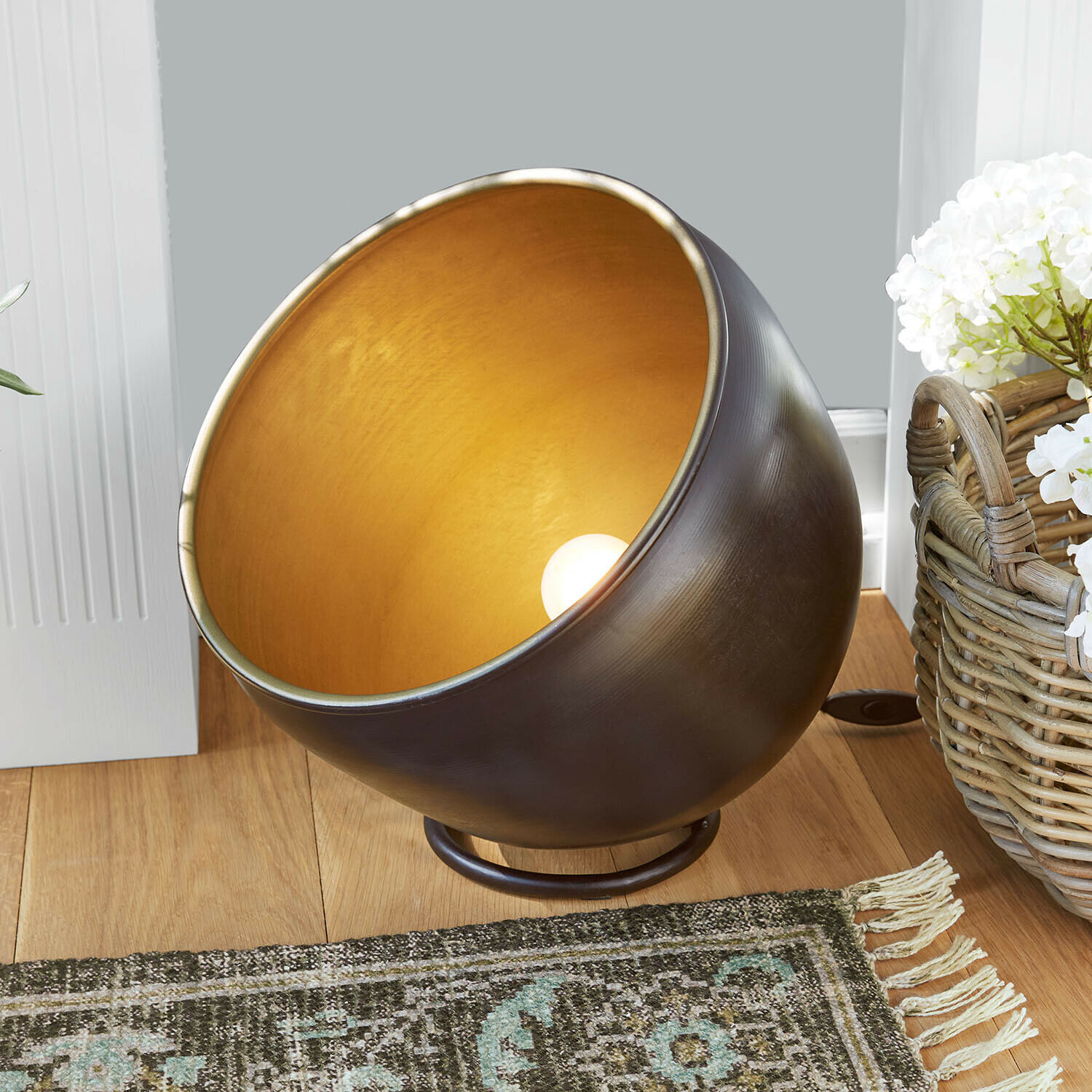 Lampa podłogowa Moorford Metalowa lampa stołowa z mosiężnym wnętrzem i czarną zewnętrzną powłoką na drewnianej podłodze