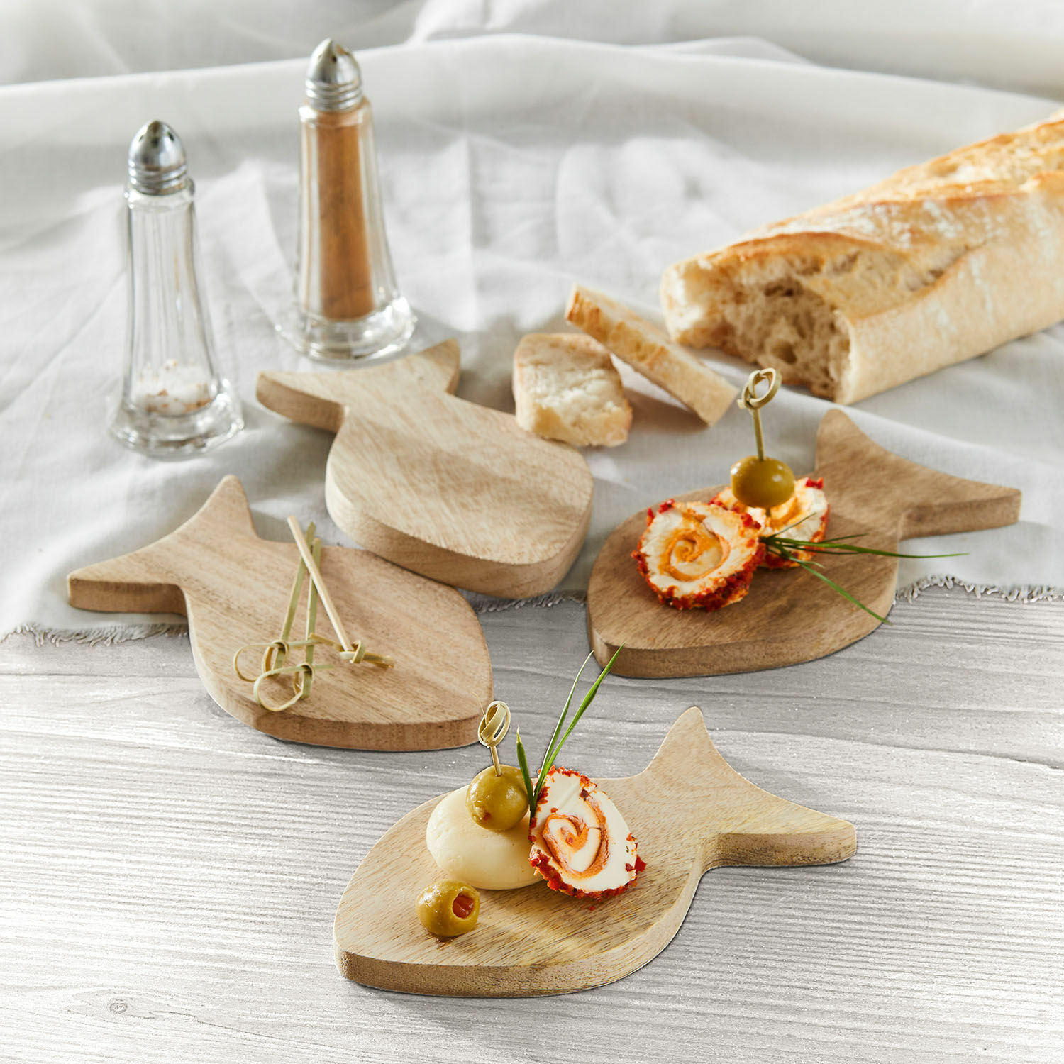 Loberon Podstawka, zestaw 4 szt. Magnan, Drewno mango o naturalnym usłojeniu, Piękny kształt ryby, Również do serwowania i krojenia in brązowy