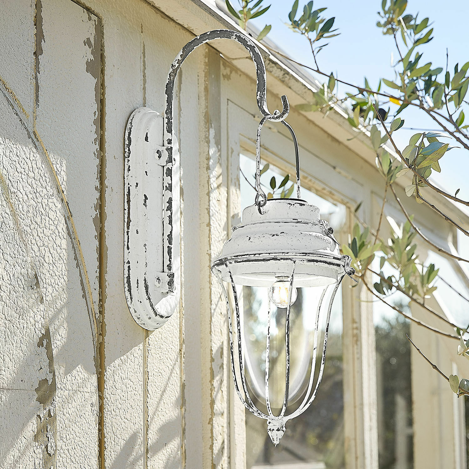 Latarnia solarna Galexor Biała metalowa lampa ścienna w stylu vintage z przezroczystym kloszem do oświetlenia zewnętrznego