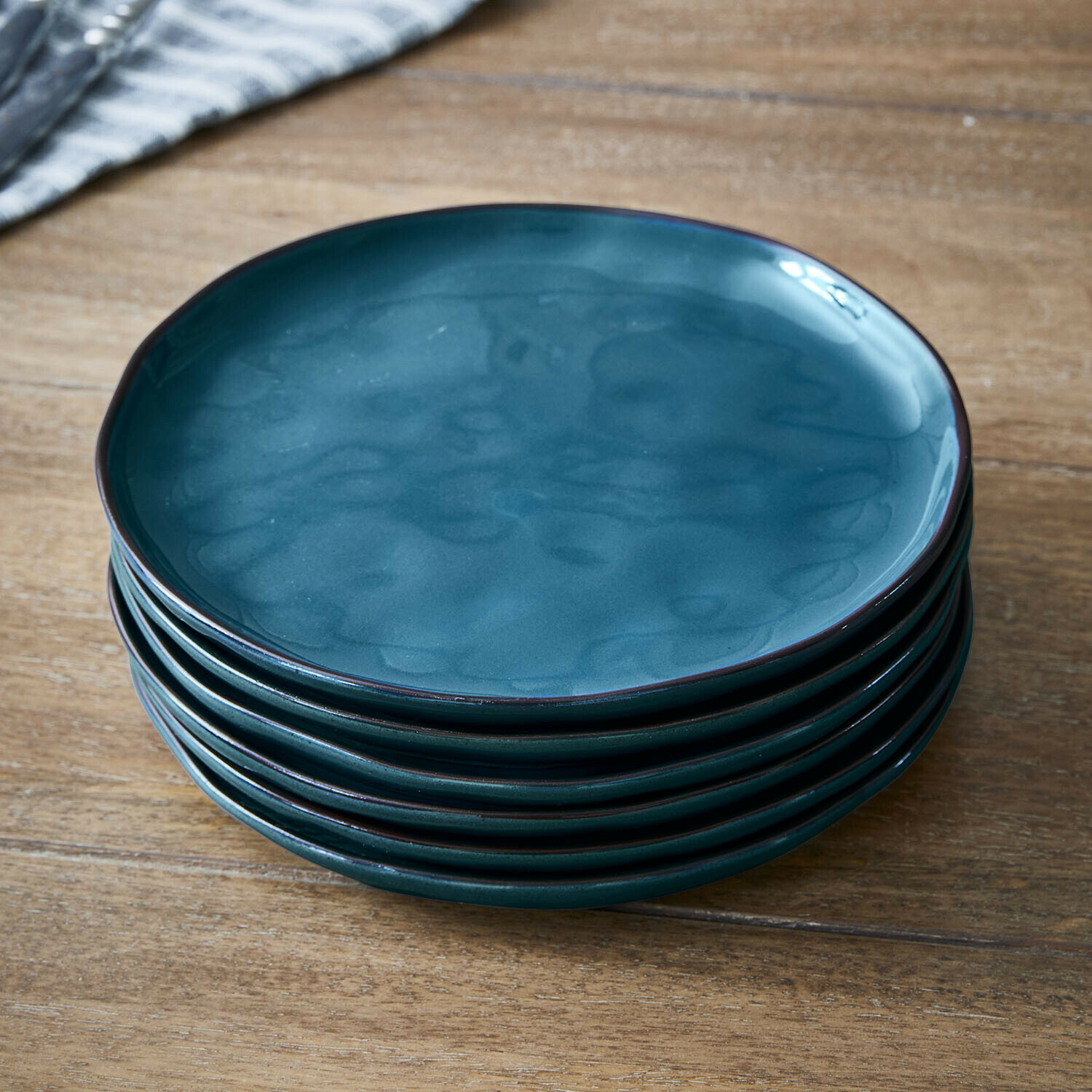 Talerz deserowy, zestaw 6 szt. Biarré Zestaw niebieskich ceramicznych talerzy na drewnianym stole do codziennego użytku w kuchni