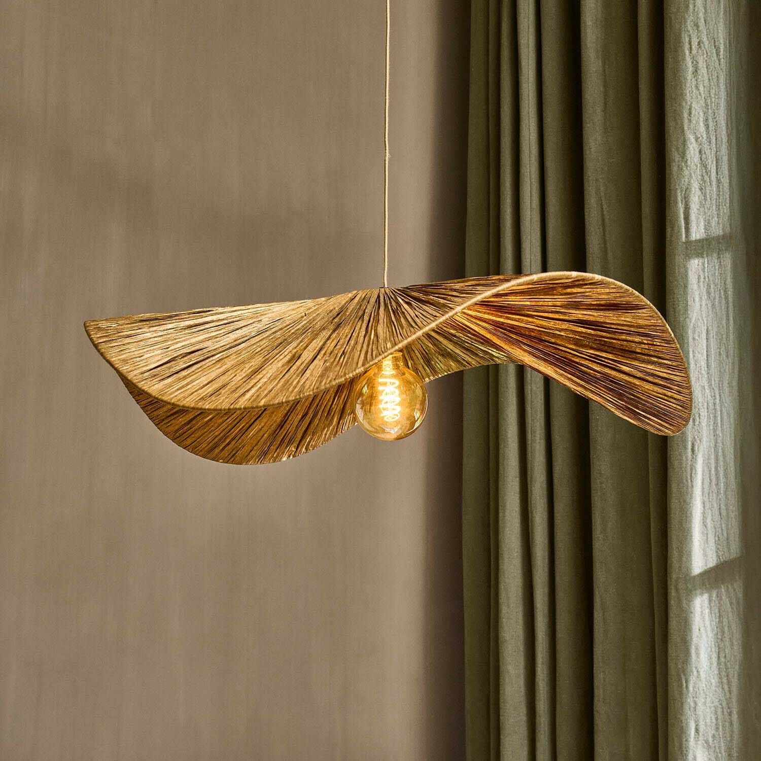 Lampa wisząca z naturalnego materiału w kształcie liścia, złoty kolor, dekoracyjna lampa sufitowa