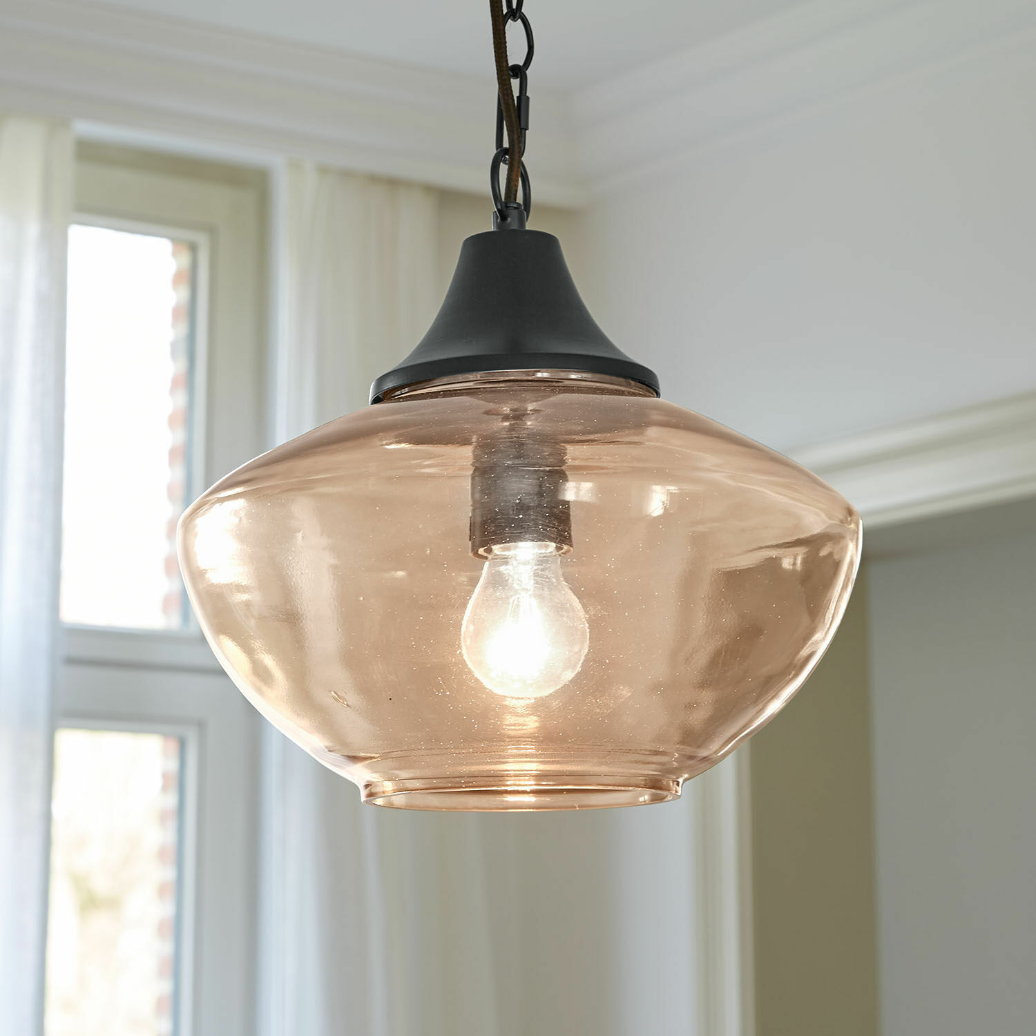 Lampa wisząca Nerilane Szklana lampa wisząca w kolorze bursztynowym z czarnym metalowym uchwytem do salonu