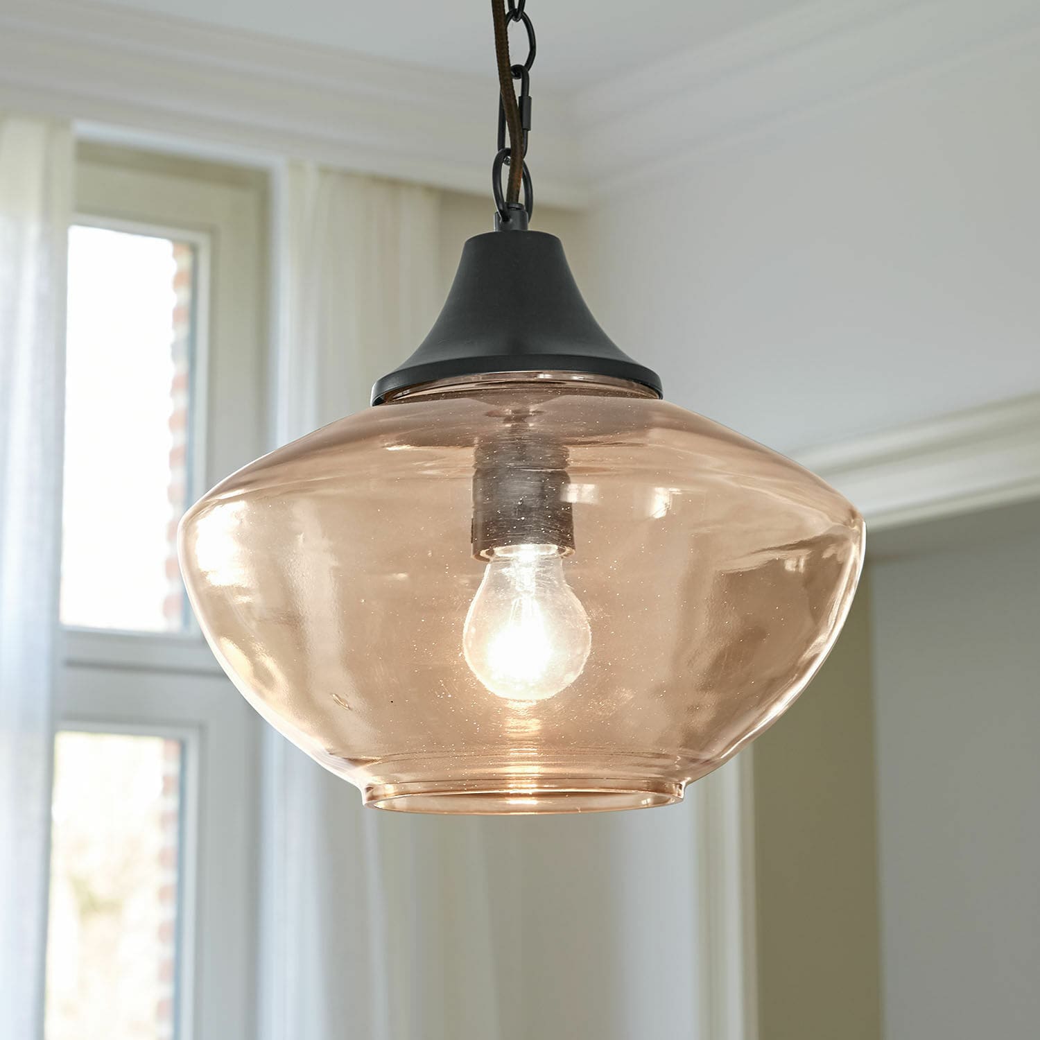Lampa wisząca Nerilane Szklana lampa wisząca w kolorze bursztynowym z czarnym metalowym uchwytem do salonu