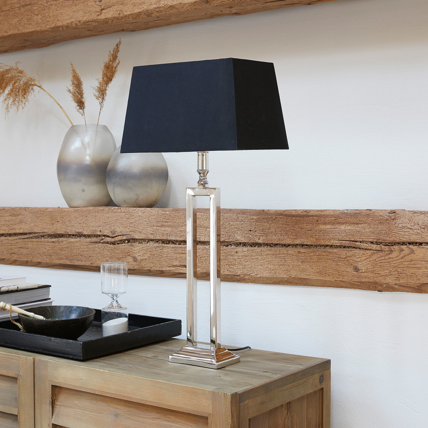 Lampa stołowa Kinshaa Elegancka lampa stołowa z metalową podstawą i czarnym abażurem na drewnianym blacie