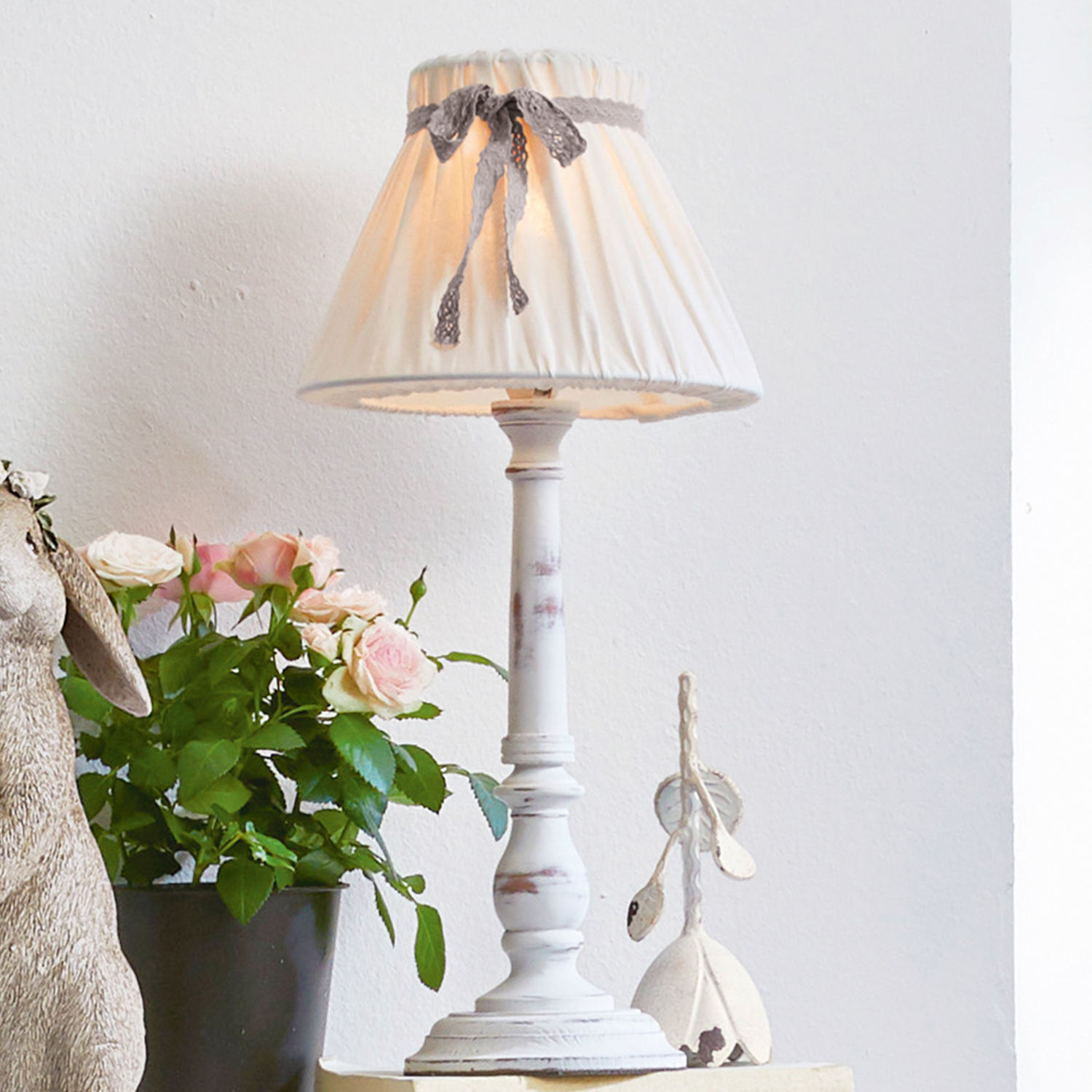 Lampa stołowa Valentin Biała lampka stołowa z materiałowym abażurem i dekoracyjną kokardą, styl vintage do salonu