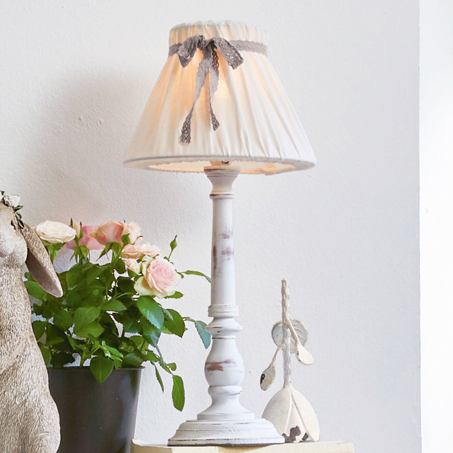 Lampa stołowa Valentin Biała lampka stołowa z materiałowym abażurem i dekoracyjną kokardą, styl vintage do salonu