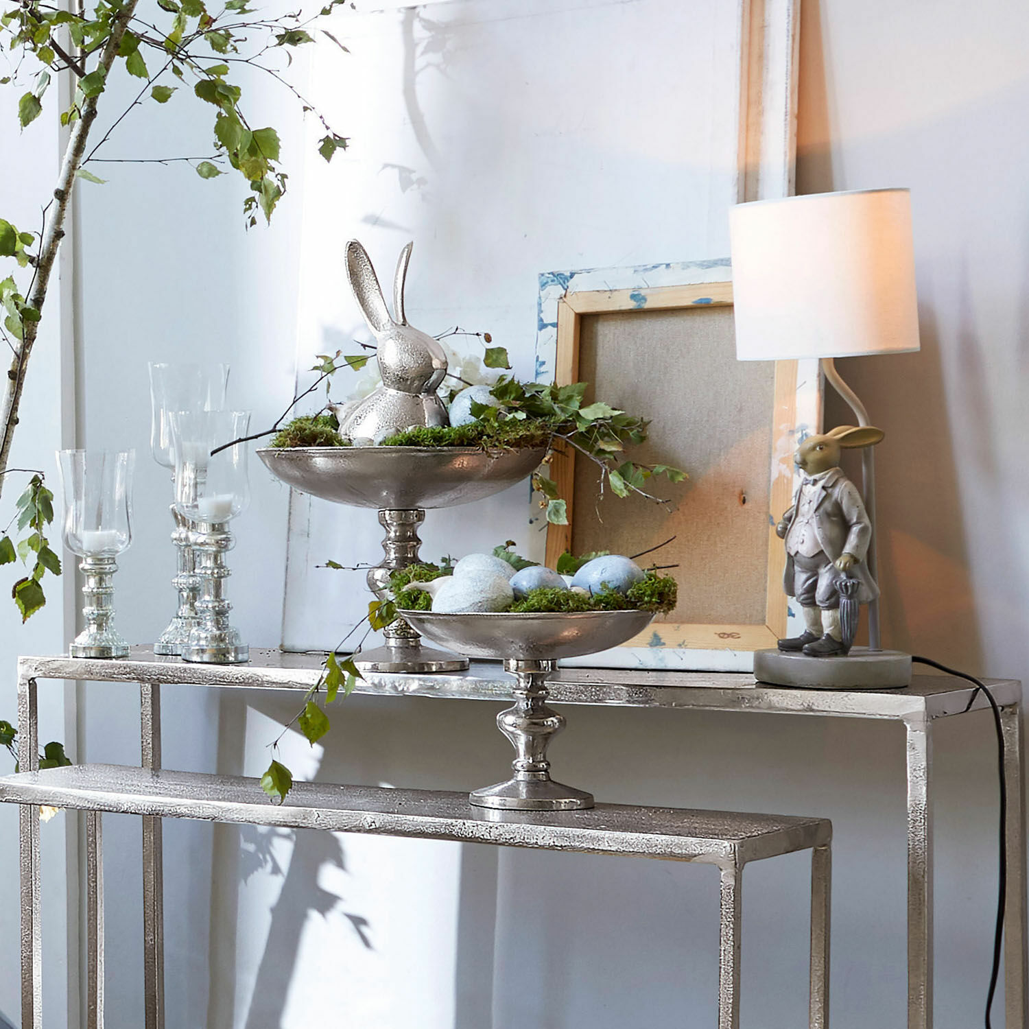 Misa, zestaw 2 szt. Helfa Dekoracyjne srebrne misy na nóżce z zielonym mchem i niebieskimi jajkami na metalowym stole