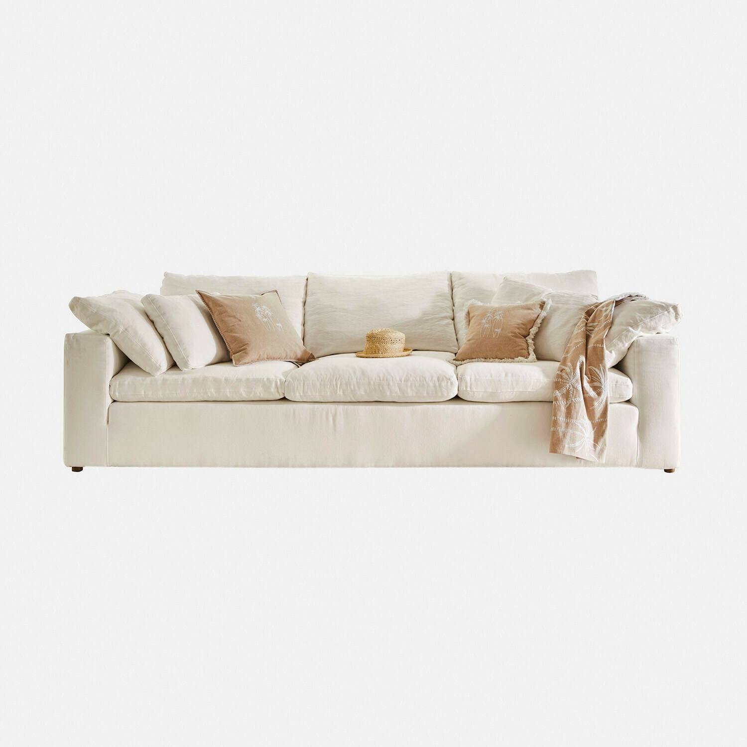 Sofa Everholt Beżowa sofa z miękkiej tkaniny z poduszkami i kocem, nowoczesny mebel do salonu