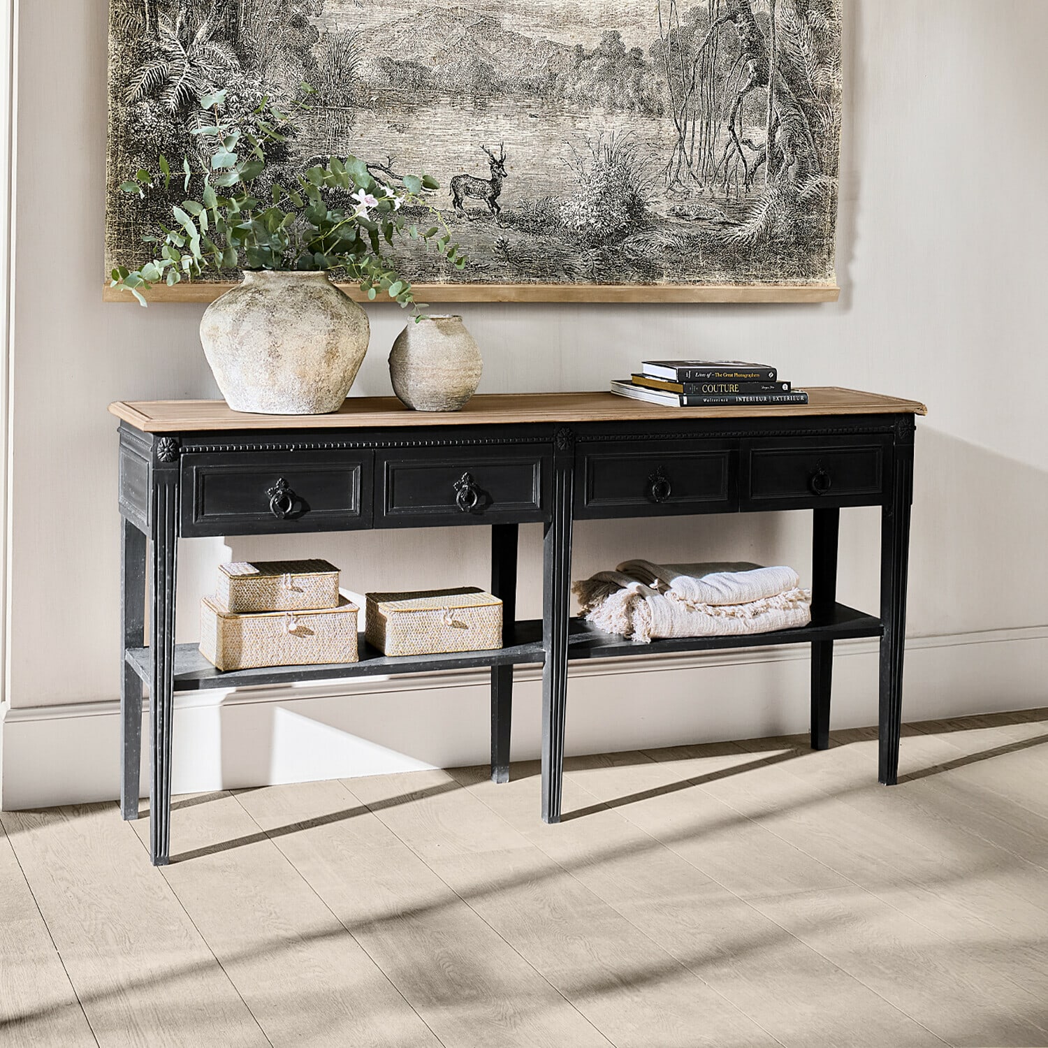 Czarna konsola z drewnianym blatem, ozdobiona wazonami i książkami, styl vintage do salonu