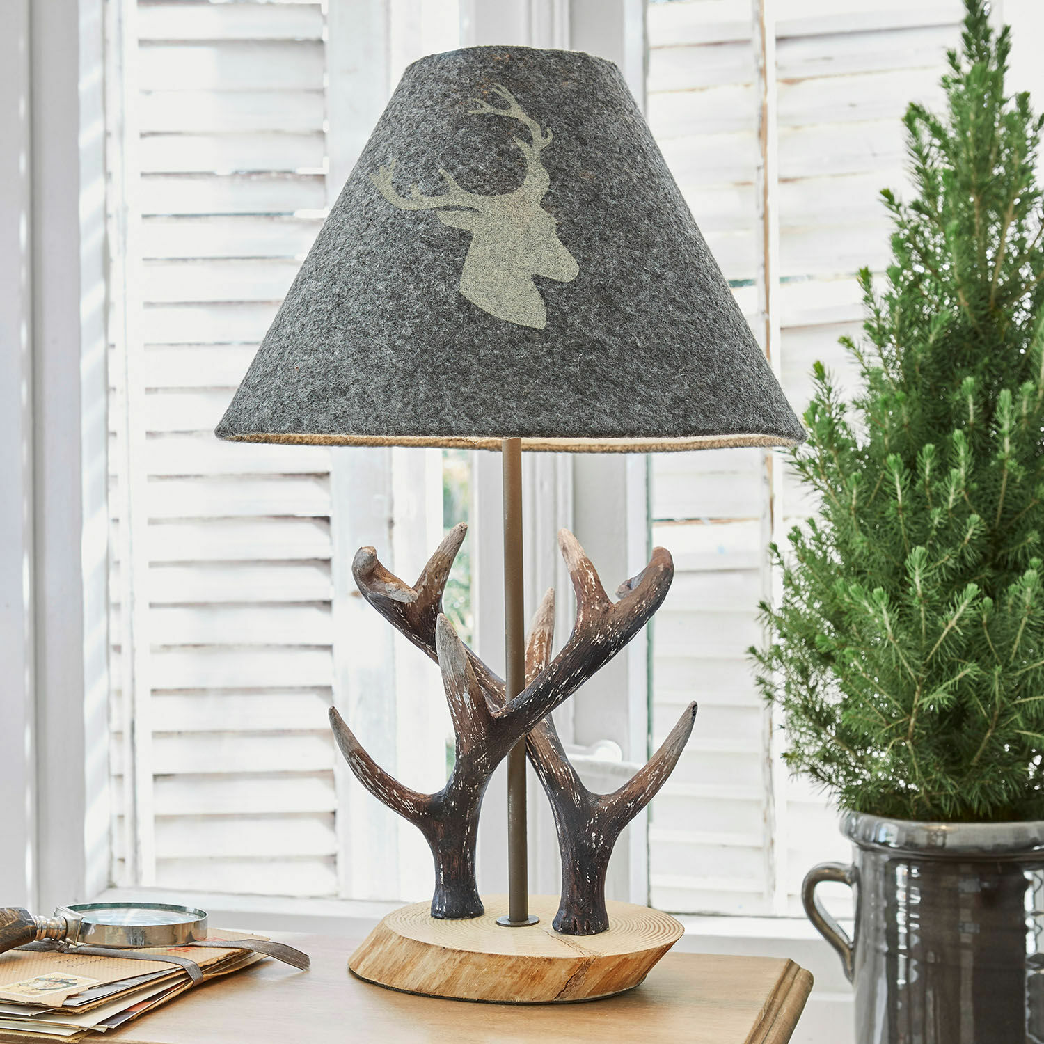 Lampa stołowa Lodge Lampka stołowa z szarym filcowym abażurem z motywem jelenia i podstawą z drewna i poroża