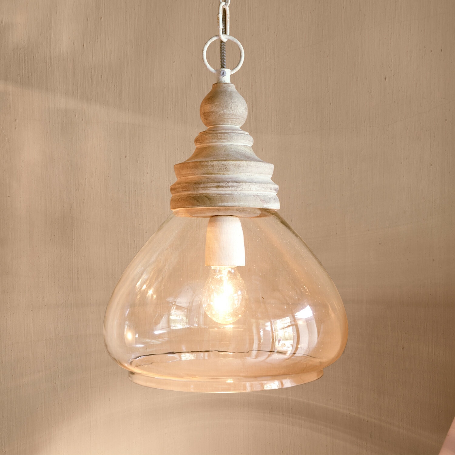 Lampa wisząca Pallu Wisząca lampa z przezroczystym szklanym kloszem i drewnianą górą w naturalnym kolorze