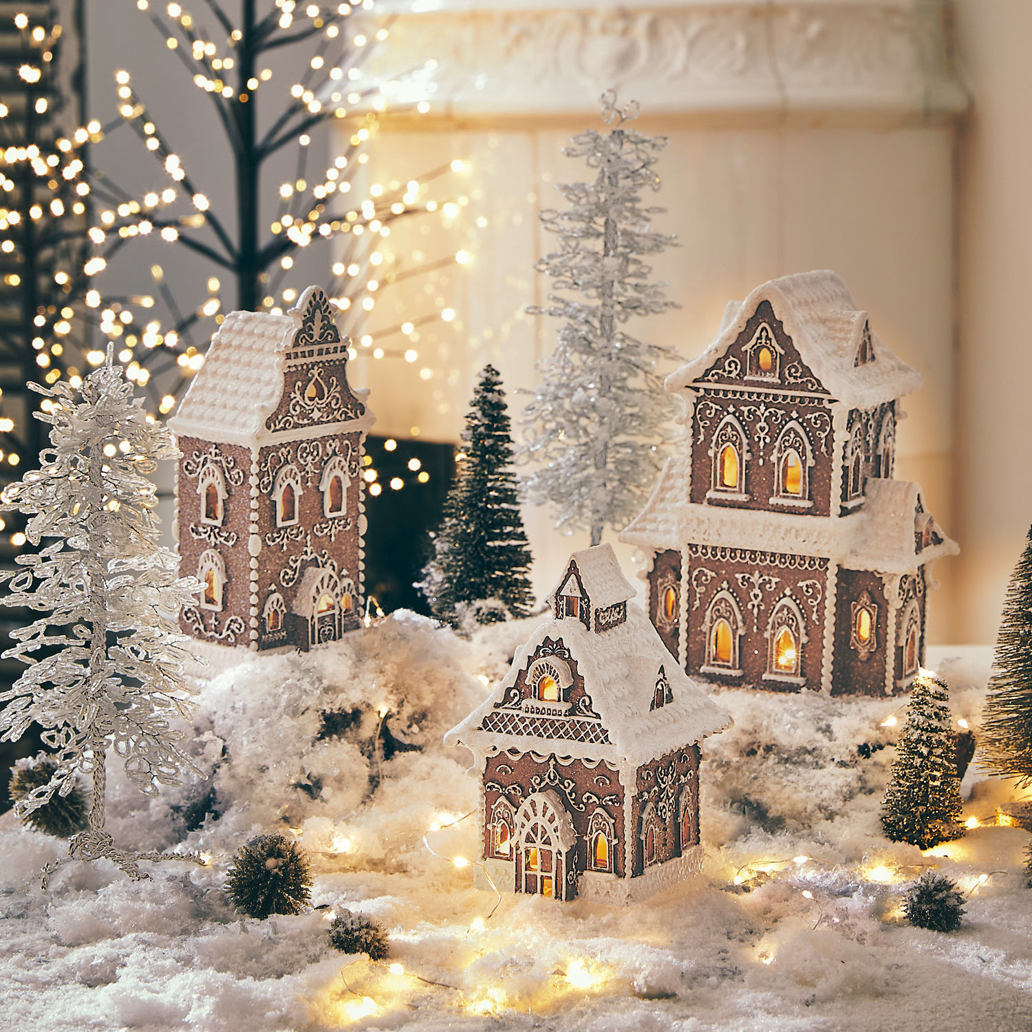 Domek, zestaw 3 szt. Anyama Dekoracyjne domki piernikowe z białym lukrem i światełkami na śnieżnym tle z choinkami