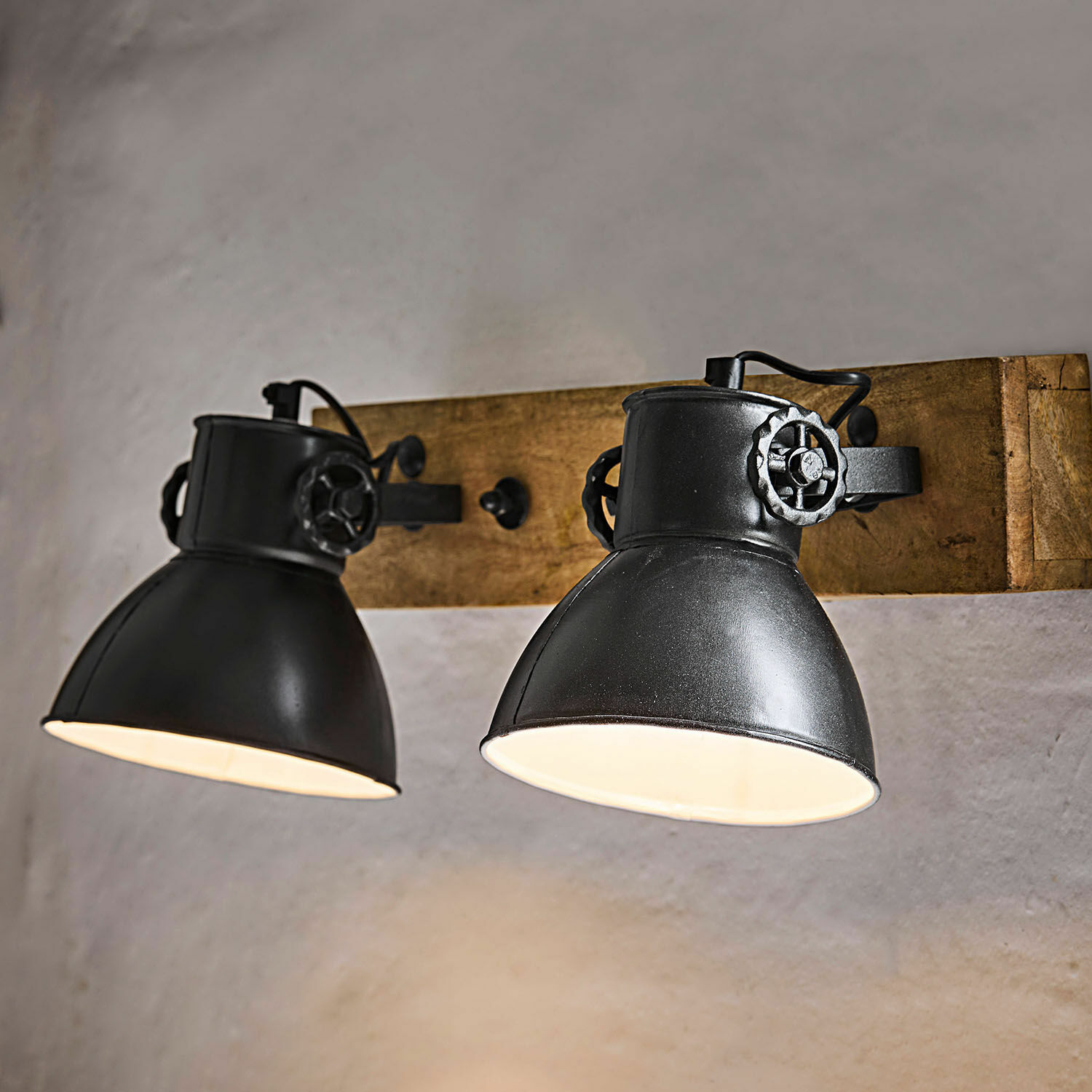 Kinkiet Périgné Czarna metalowa lampa ścienna z dwoma kloszami na drewnianej podstawie, oświetlenie industrialne